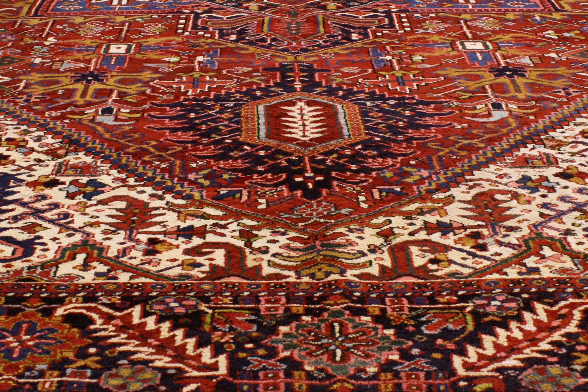 Antiker persischer Heriz-Teppich mit modernem, traditionellem Stil (Persisch) im Angebot