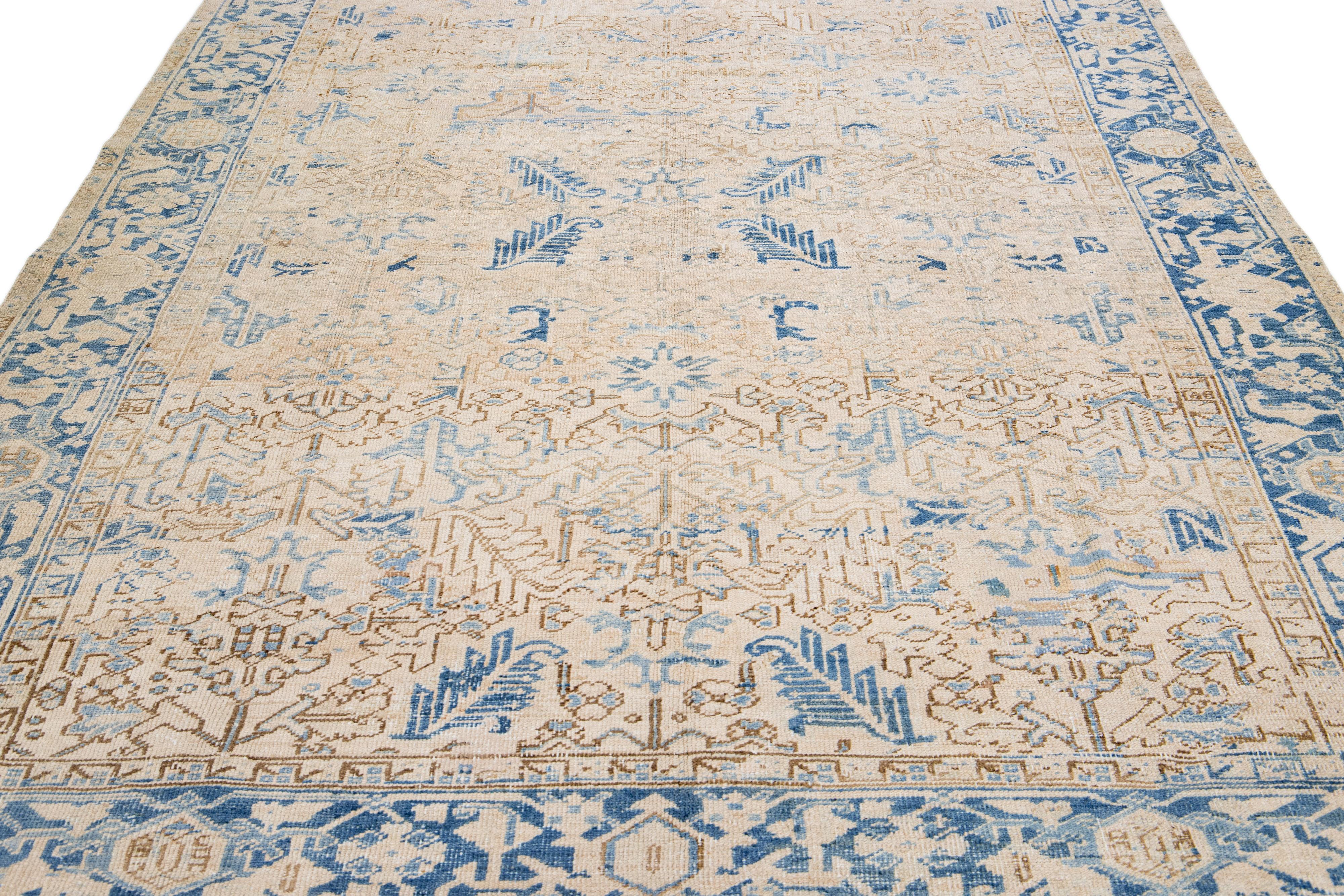 Ancien tapis persan Heriz beige en laine géométrique fait à la main, entièrement recouvert en vente 2