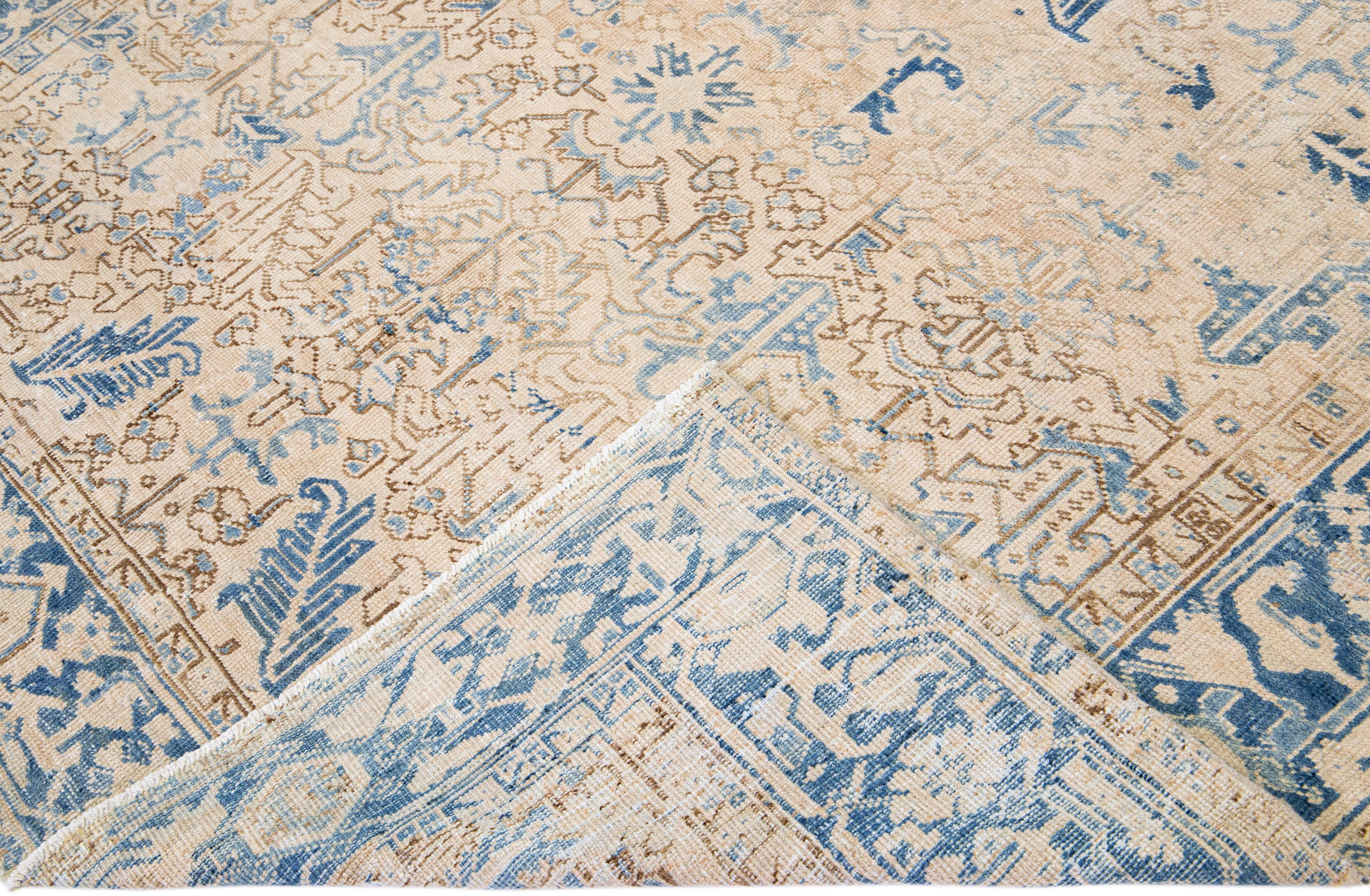 Magnifique tapis Heriz ancien en laine nouée à la main avec un champ beige. Ce tapis persan a un cadre bleu et des accents dans une superbe disposition sur toute sa surface, avec un motif géométrique chic shabby.

Ce tapis mesure : 7'2