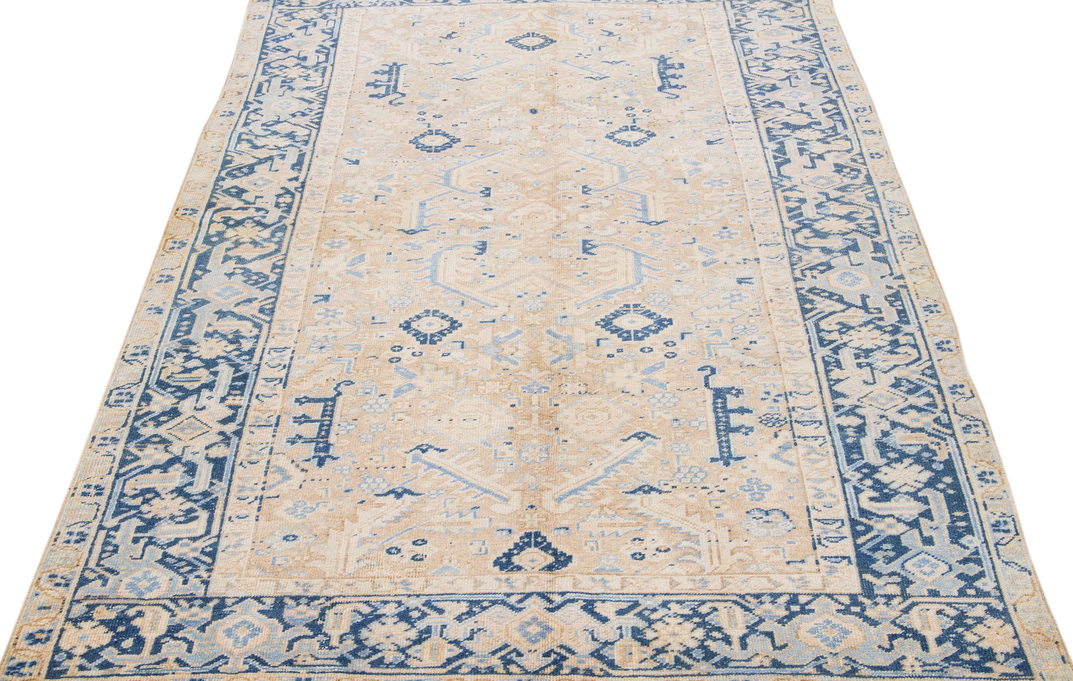 Heriz Serapi Tapis persan ancien Heriz beige en laine fait à la main avec motifs sur toute sa surface en vente