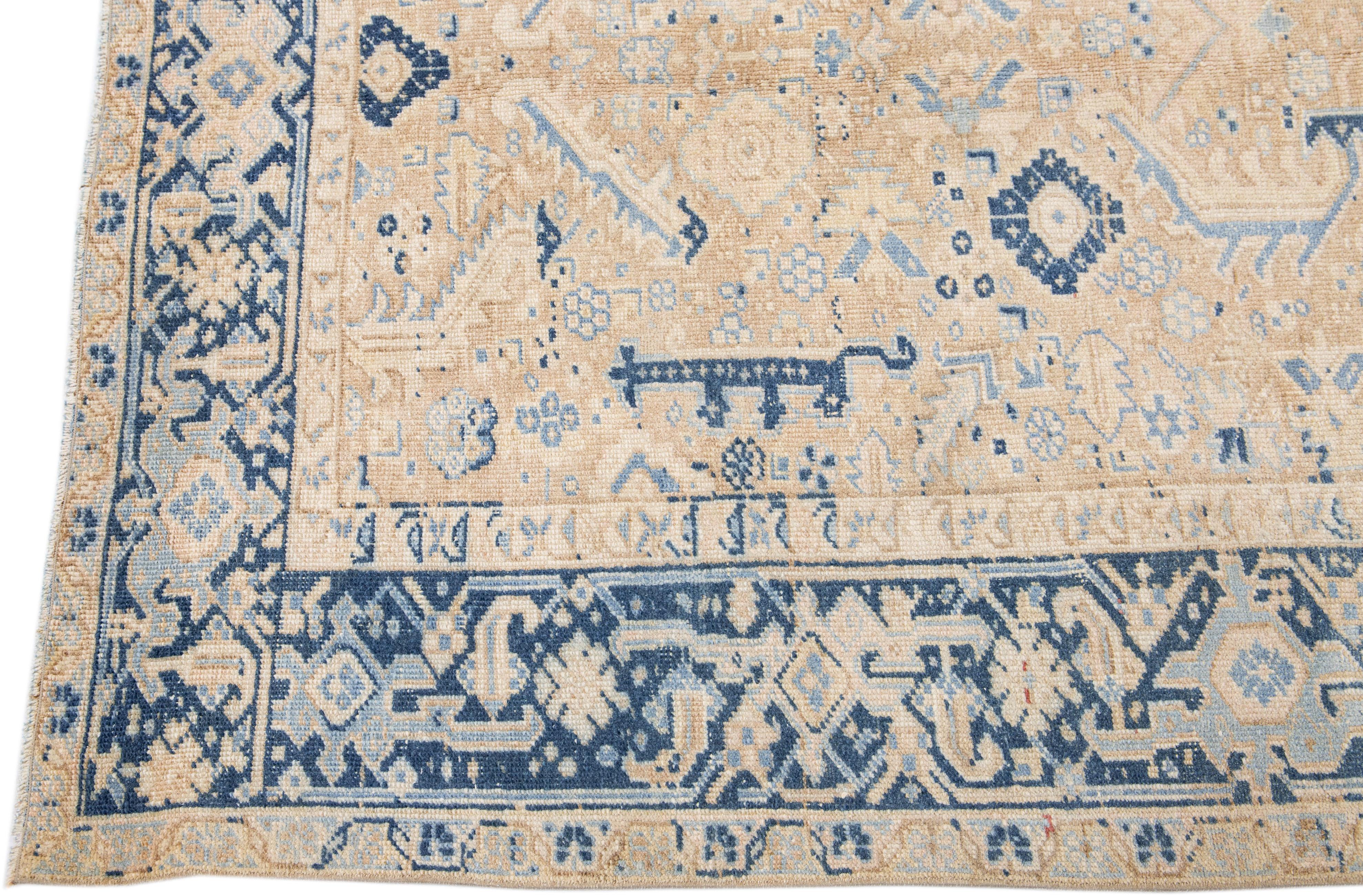 Noué à la main Tapis persan ancien Heriz beige en laine fait à la main avec motifs sur toute sa surface en vente