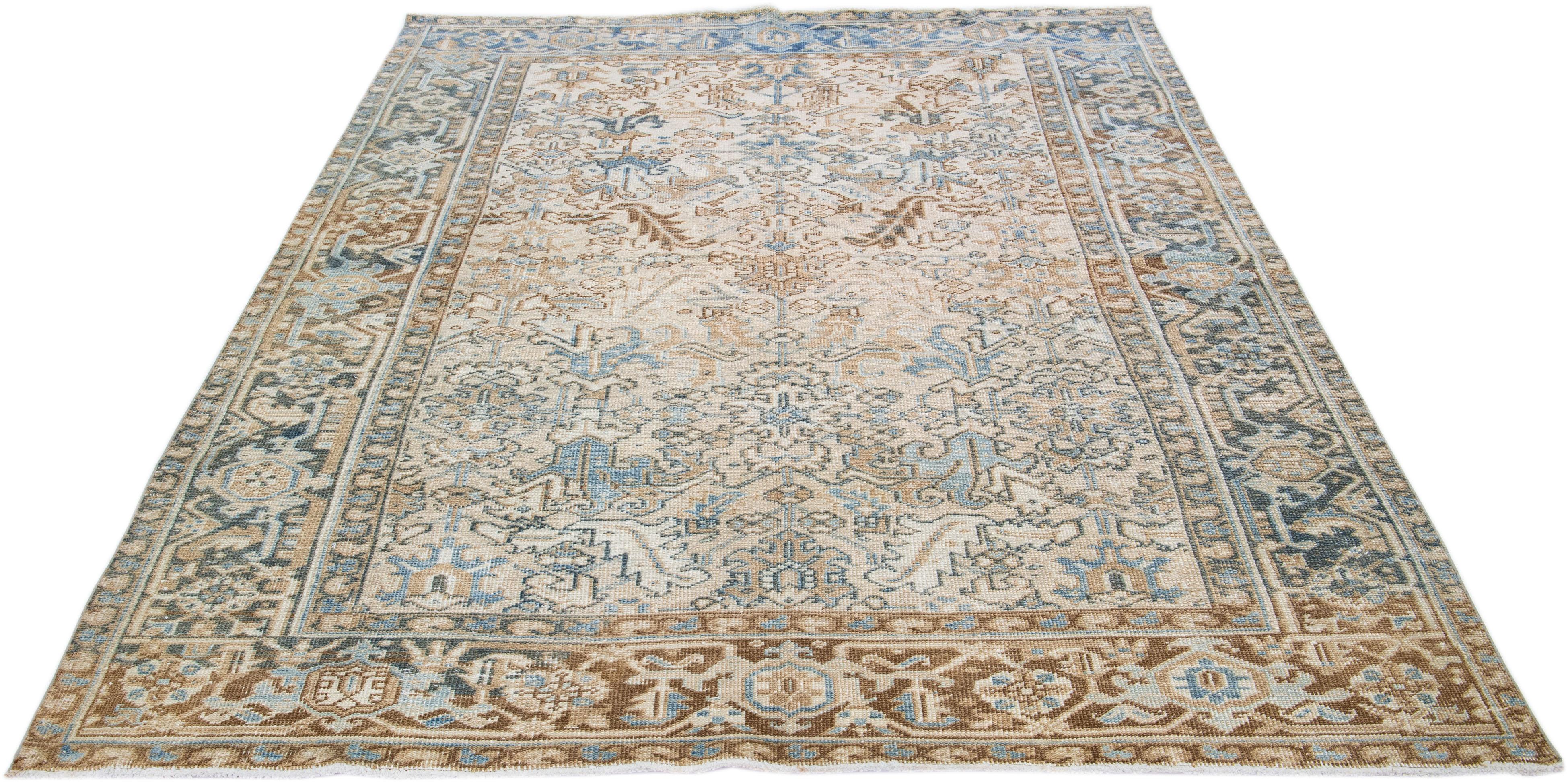Antiker persischer Heriz-Teppich aus Wolle in Beige mit Allover-Motiv (Heriz Serapi) im Angebot