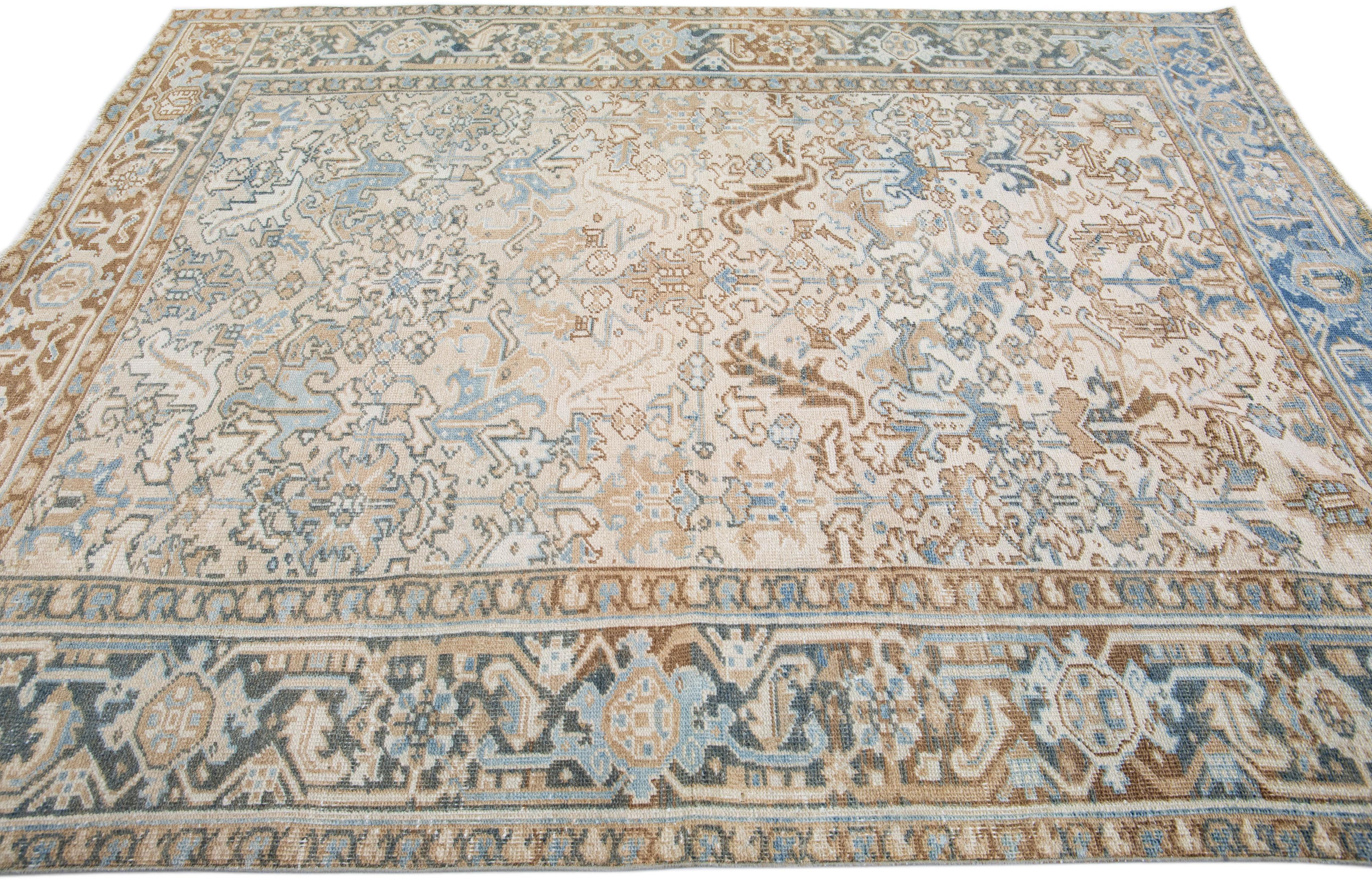 Antiker persischer Heriz-Teppich aus Wolle in Beige mit Allover-Motiv (Handgeknüpft) im Angebot
