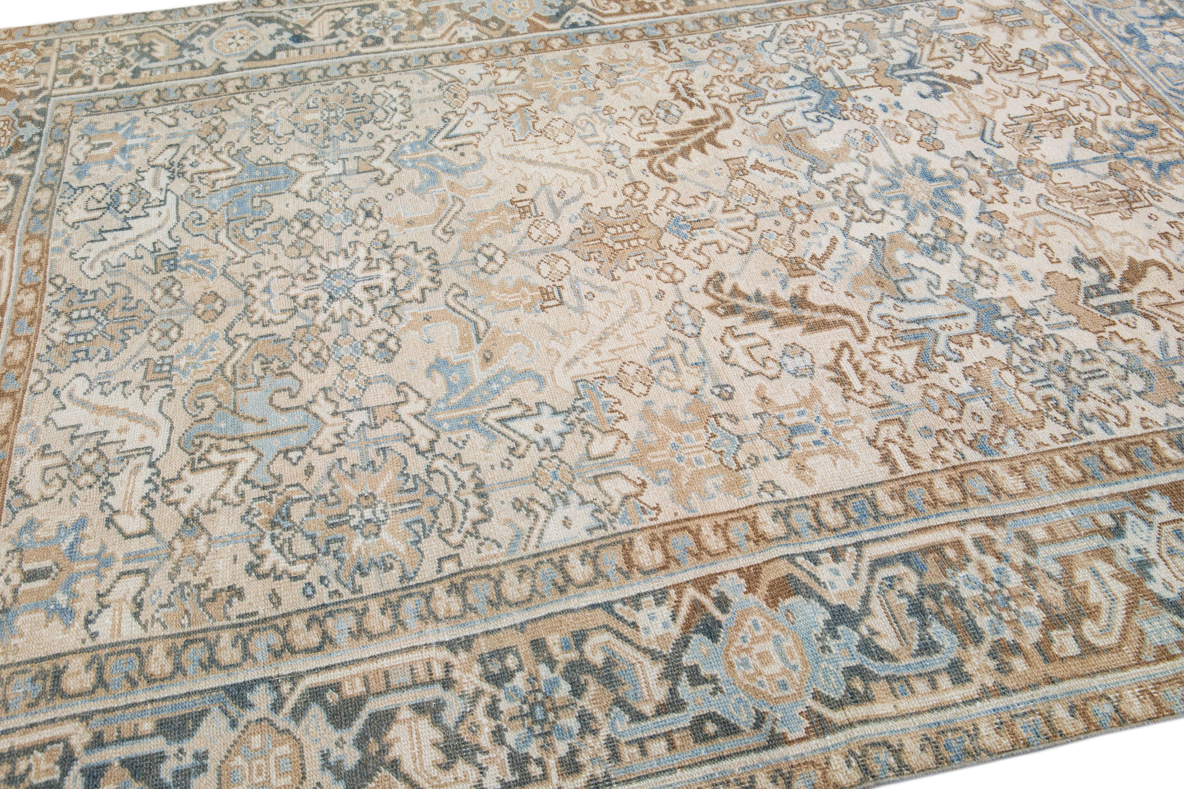Antiker persischer Heriz-Teppich aus Wolle in Beige mit Allover-Motiv im Zustand „Gut“ im Angebot in Norwalk, CT