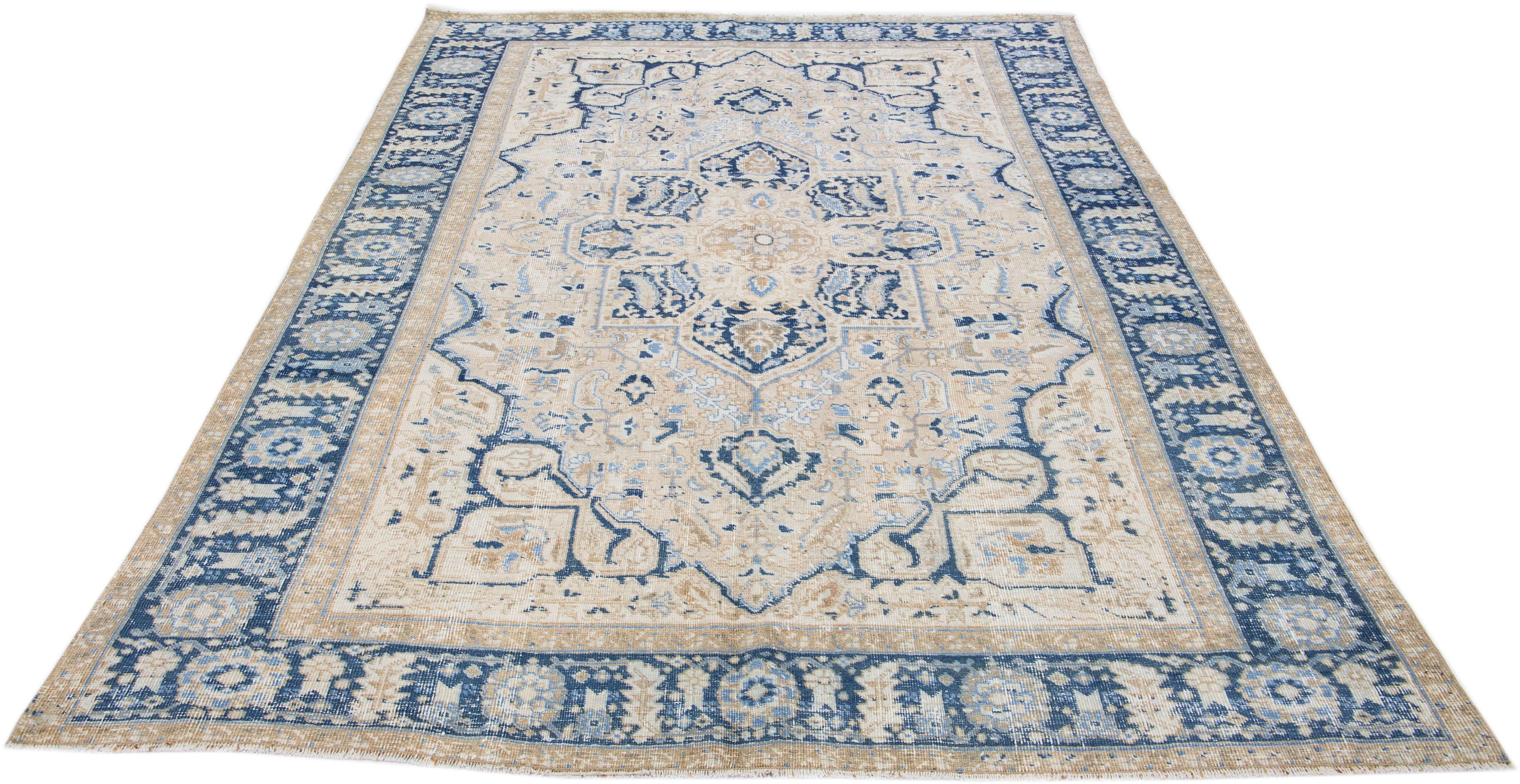 Antiker persischer Heriz Beige handgefertigter Wollteppich mit Medaillonmuster, antik (Heriz Serapi) im Angebot