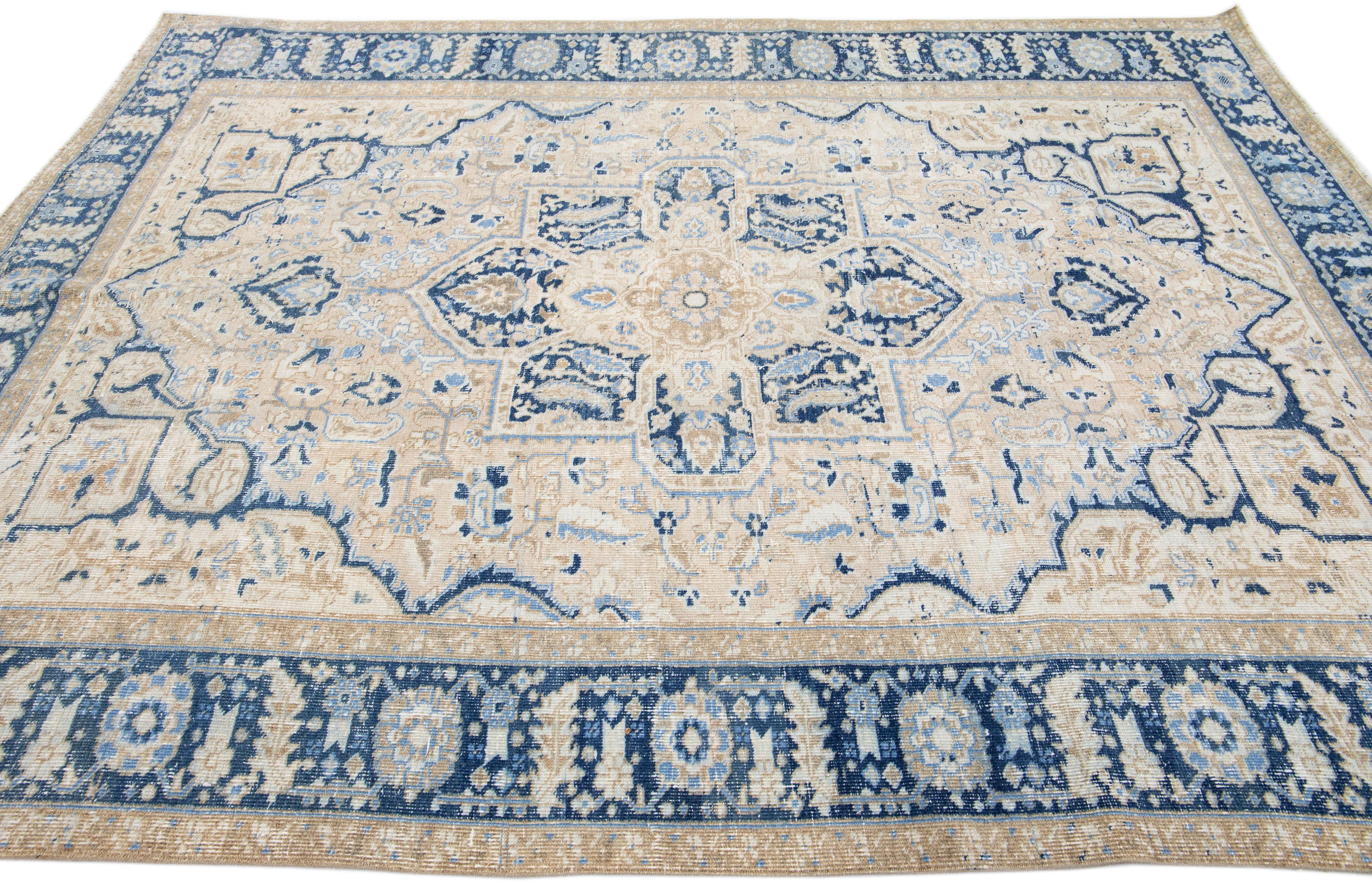 Antiker persischer Heriz Beige handgefertigter Wollteppich mit Medaillonmuster, antik (Persisch) im Angebot