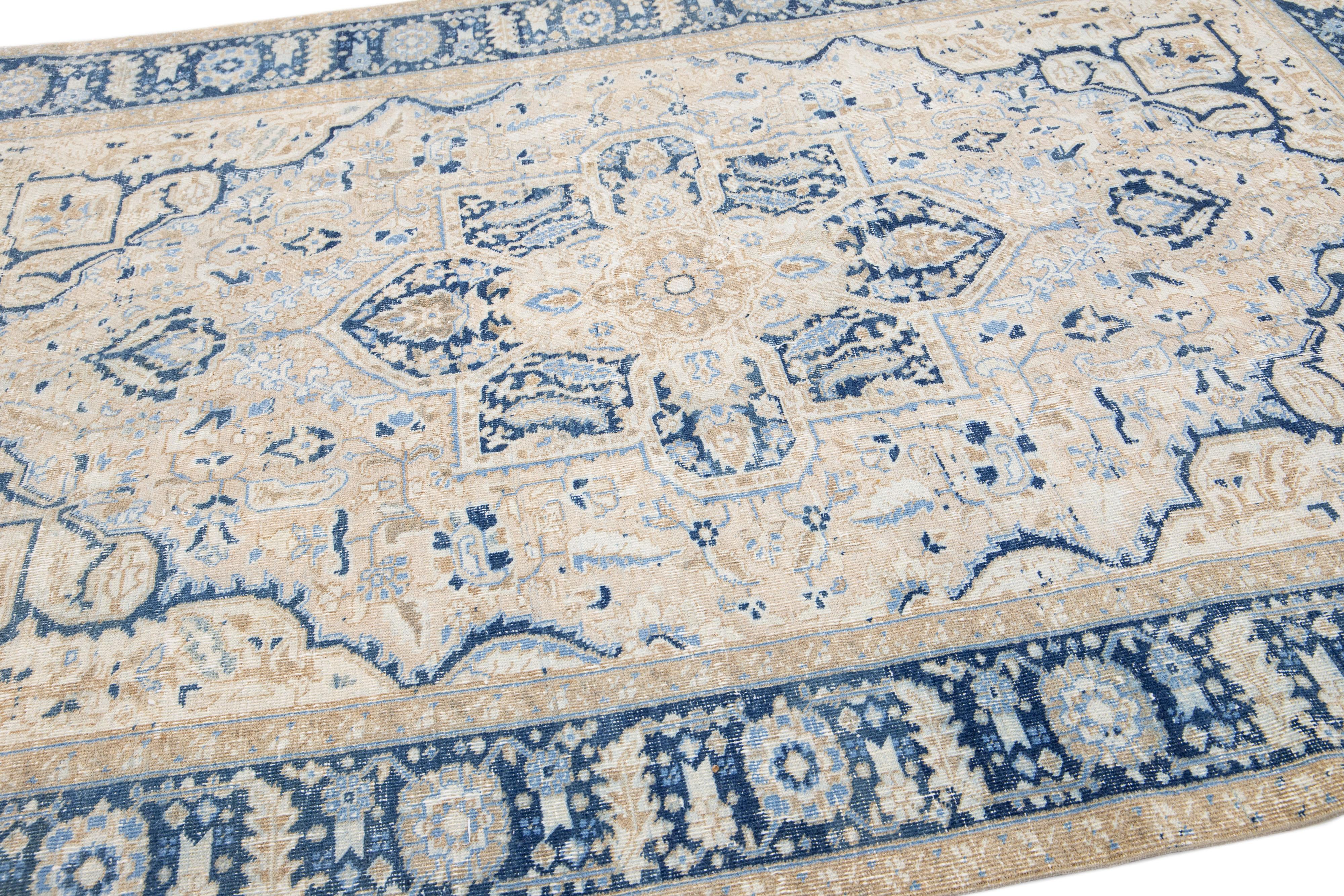 Antiker persischer Heriz Beige handgefertigter Wollteppich mit Medaillonmuster, antik (Handgeknüpft) im Angebot