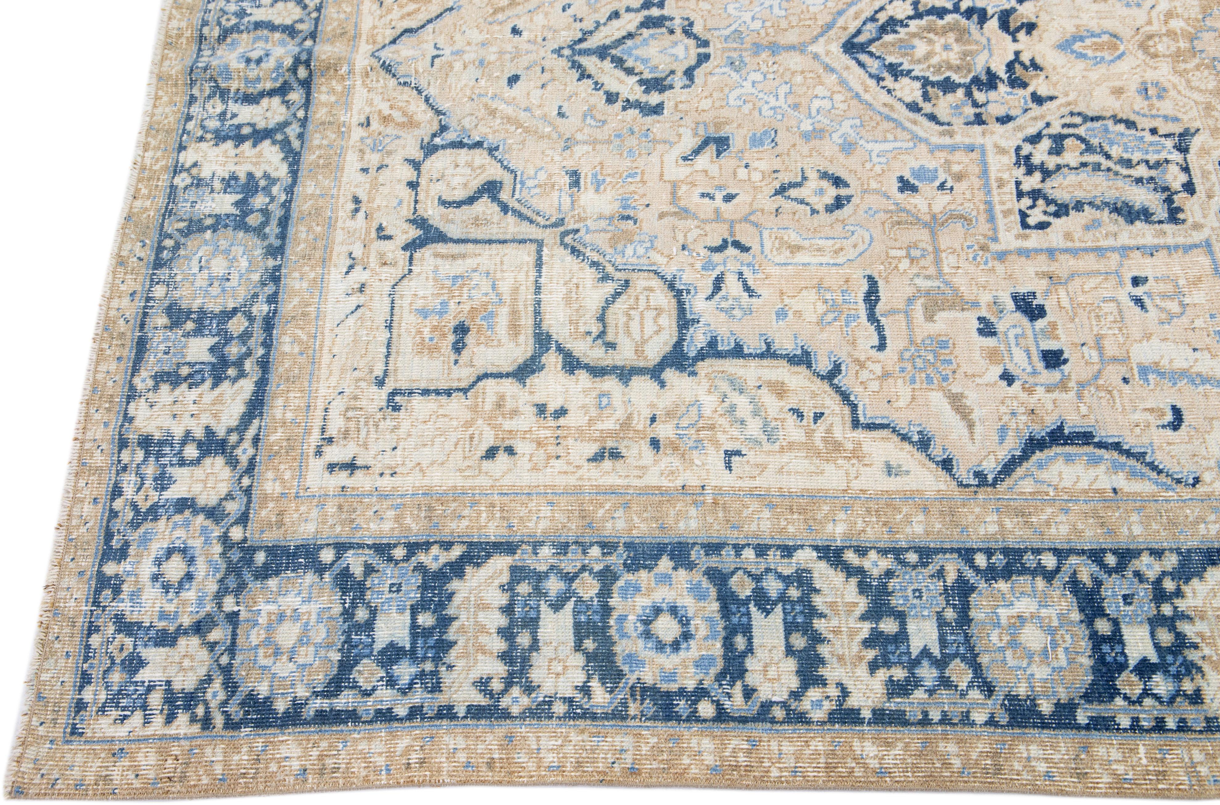Antiker persischer Heriz Beige handgefertigter Wollteppich mit Medaillonmuster, antik im Zustand „Gut“ im Angebot in Norwalk, CT