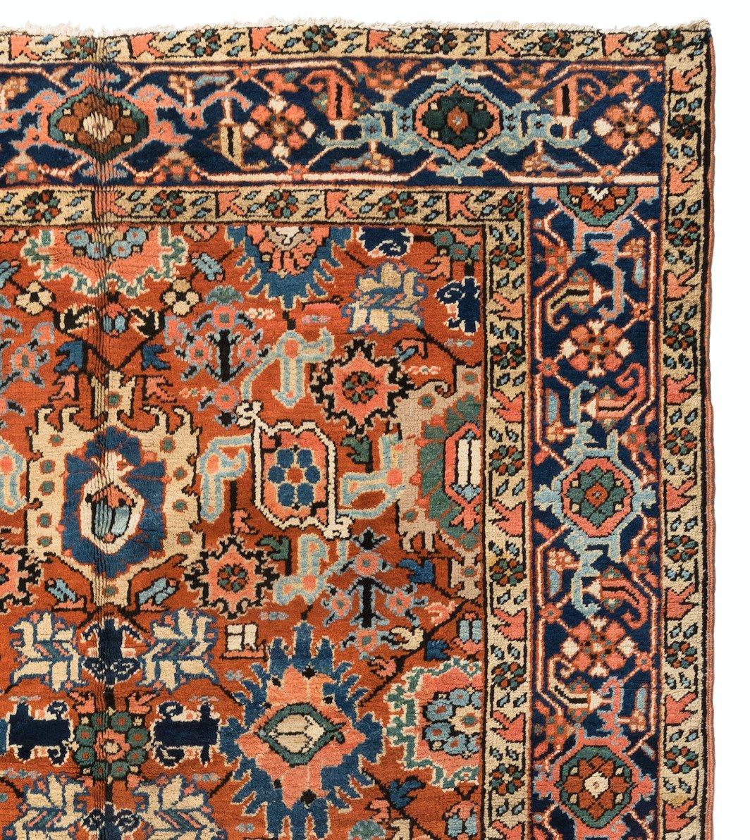 Heriz-Teppiche gehören zu den berühmtesten Teppichen aus dem Iran, da sie einen einzigartigen und unverwechselbaren Stil haben. Heriz ist eine Stadt im Nordwesten Irans, in der Nähe der Stadt Tabriz, die ein wichtiges Zentrum der Teppichweberei im