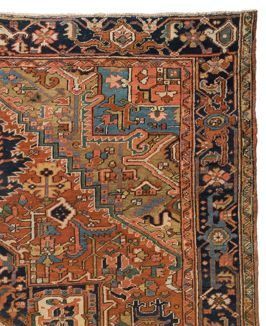 Geometrischer persischer Heriz-Teppich in Braun, Rost, Marineblau, antik (Persisch) im Angebot
