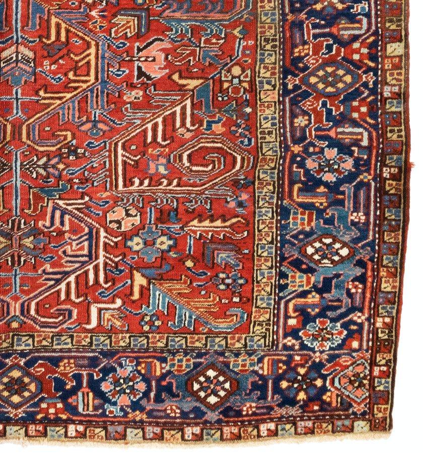 Antiker persischer Heriz-Teppich, durchgehend rotes Feld mit marineblauer Bordüre, ca. 1930er Jahre (Heriz Serapi) im Angebot