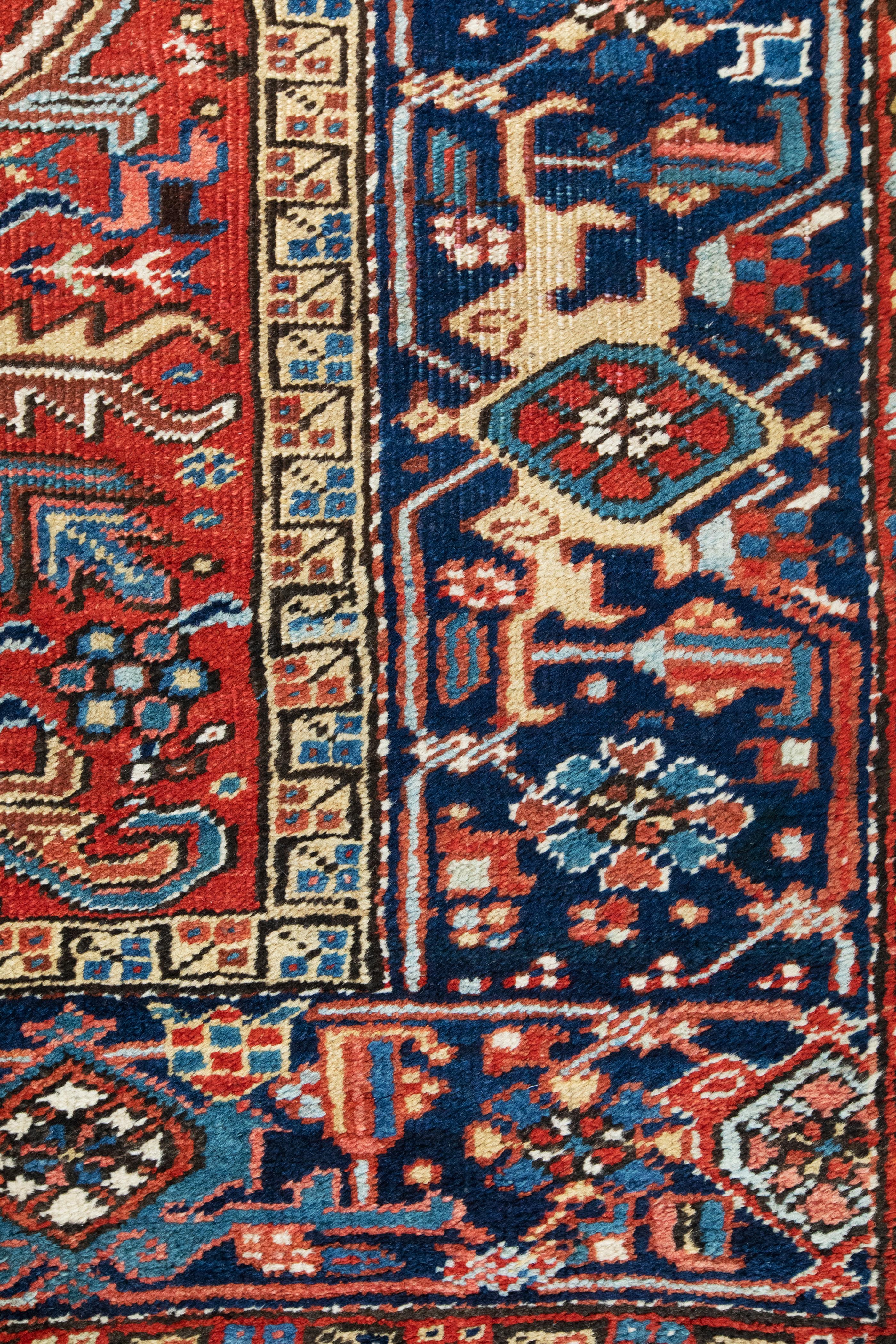 Antiker persischer Heriz-Teppich, durchgehend rotes Feld mit marineblauer Bordüre, ca. 1930er Jahre (Persisch) im Angebot