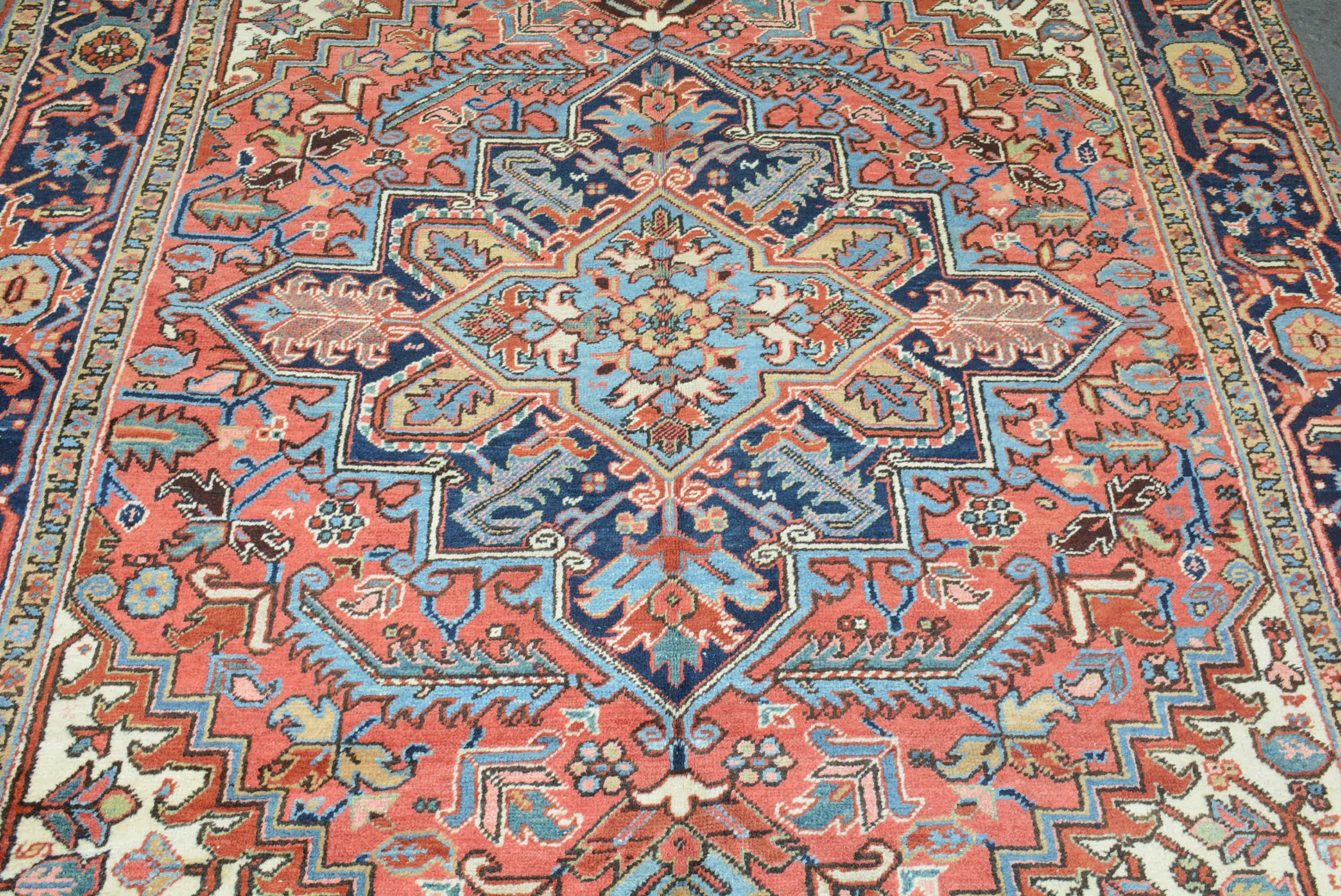 Heriz ist eine Stadt im Nordwesten Persiens (Iran), in der seit dem 19. Jahrhundert Teppiche hergestellt werden. Sie befindet sich auf dem Berg Sabalan, einer wichtigen Kupferquelle, deren Gipfel 15.784 Fuß hoch ist. Die Wolle, die für diese