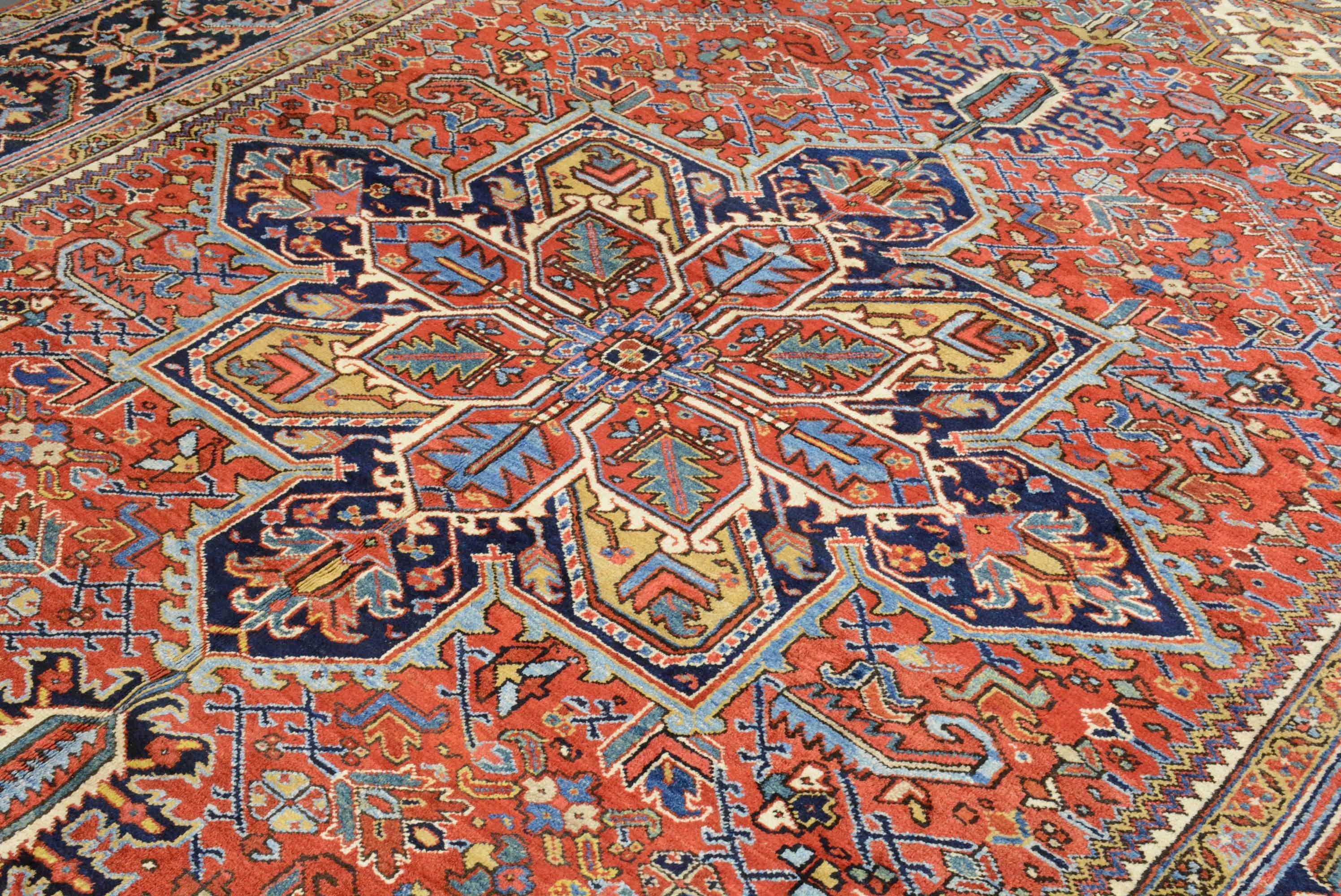 Heriz ist eine Stadt im Nordwesten Persiens (Iran), in der seit dem 19. Jahrhundert Teppiche hergestellt werden.  Sie befindet sich auf dem Berg Sabalan, einer wichtigen Kupferquelle, deren Gipfel 15.784 Fuß hoch ist.  Die Wolle, die für diese