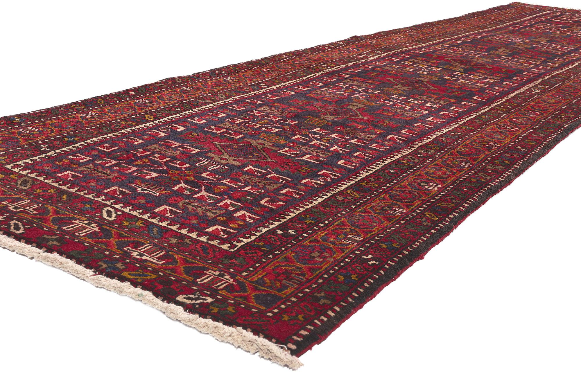 61254 Tapis persan ancien Heriz Runner, 03'09 x 14'02. Ce magnifique chemin de table en laine nouée à la main illustre l'art et la beauté intemporelle du tissage traditionnel des tapis persans. Avec son design géométrique, ce chemin de table Heriz
