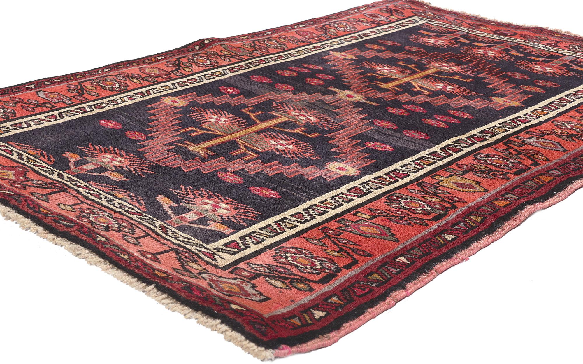61253 Tapis persan ancien Heriz, 03'04 x 05'01. Ce captivant tapis persan antique en laine nouée à la main dégage un charme intemporel avec ses motifs géométriques audacieux et ses motifs tribaux complexes. Le champ central est dominé par une série
