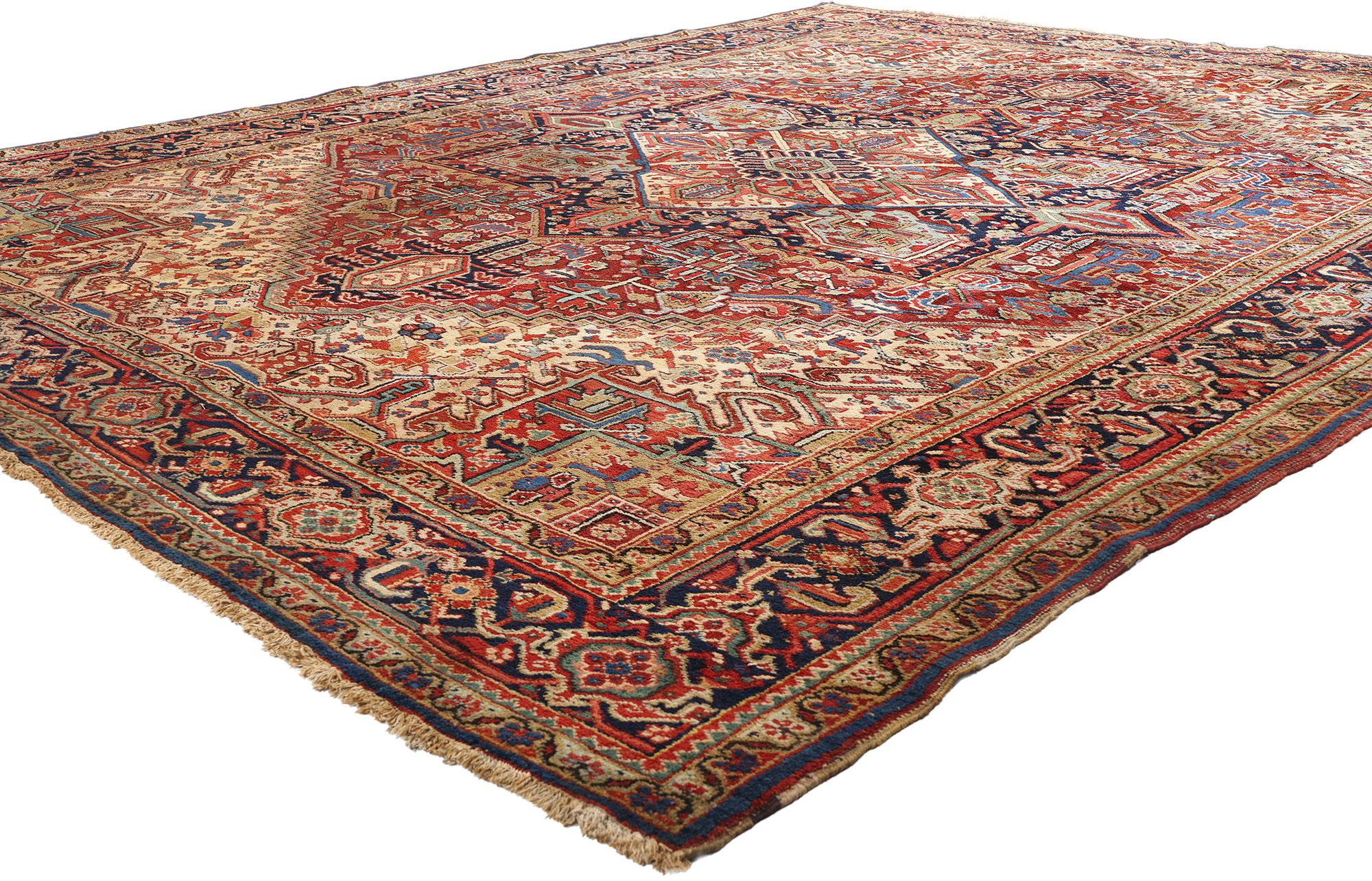78967 Antiker persischer Heriz-Teppich, 09'08 x 12'01. Dieser handgeknüpfte antike persische Heriz-Teppich aus Wolle ist ein wahres Abbild der zeitlosen Kunst und Handwerkskunst aus der Heriz-Region im Nordwesten des Iran. Auf den ersten Blick