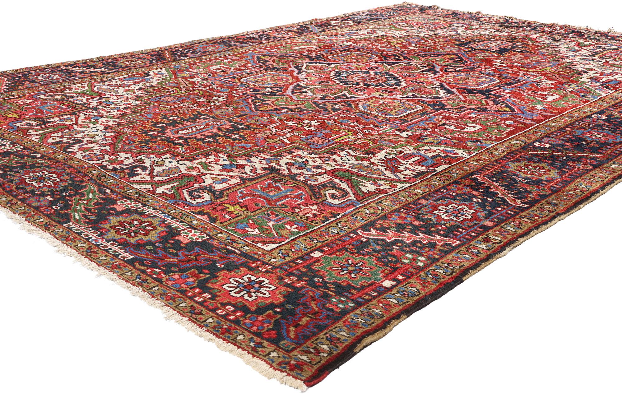 79021 Tapis persan ancien Heriz, 07'10 x 11'06. Cet exquis tapis Heriz persan antique en laine noué à la main est un mélange magistral de motifs géométriques audacieux et de couleurs riches, incarnant l'art renommé des tisserands Heriz du nord-ouest