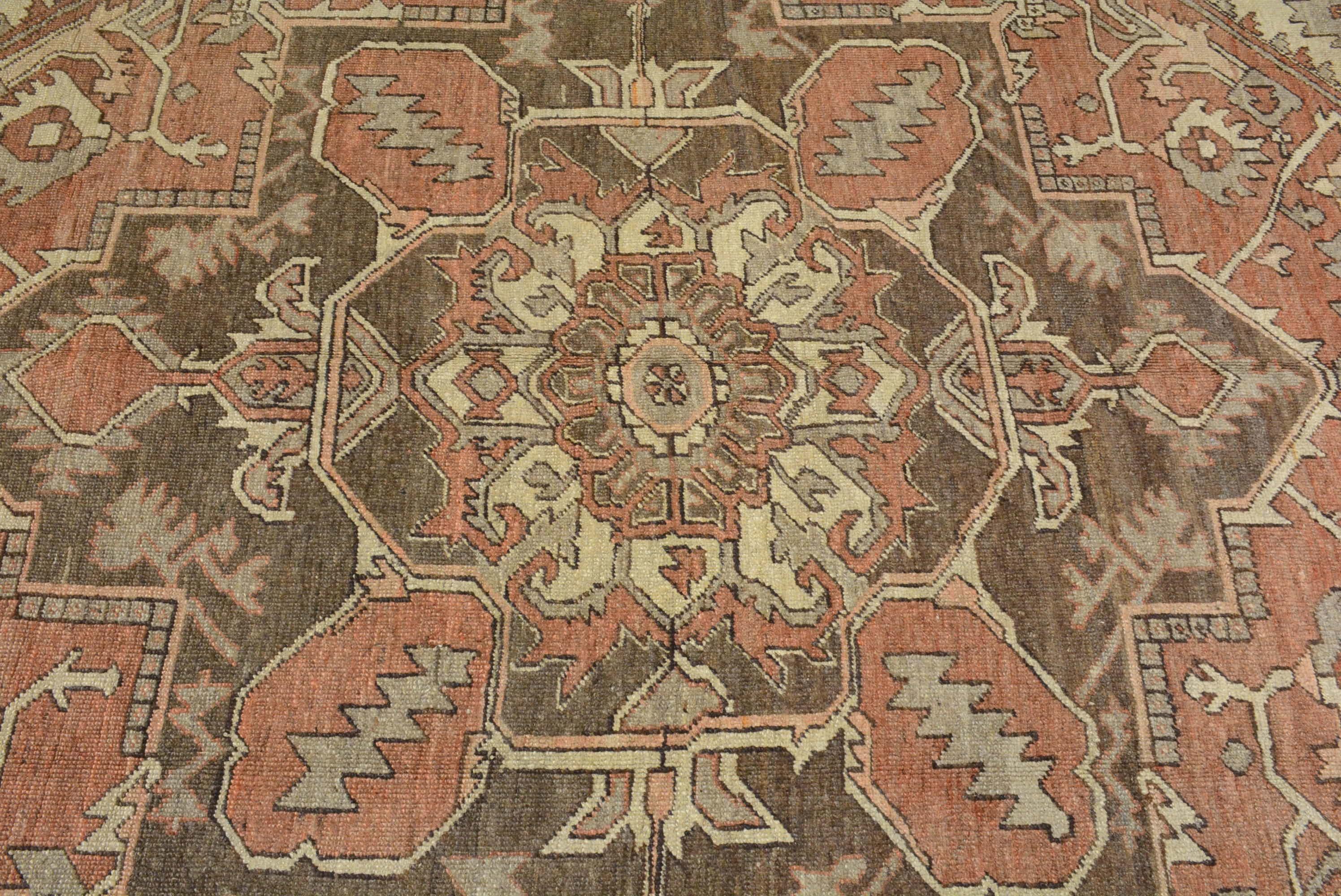 Antiker persischer Heriz-Teppich (Heriz Serapi) im Angebot