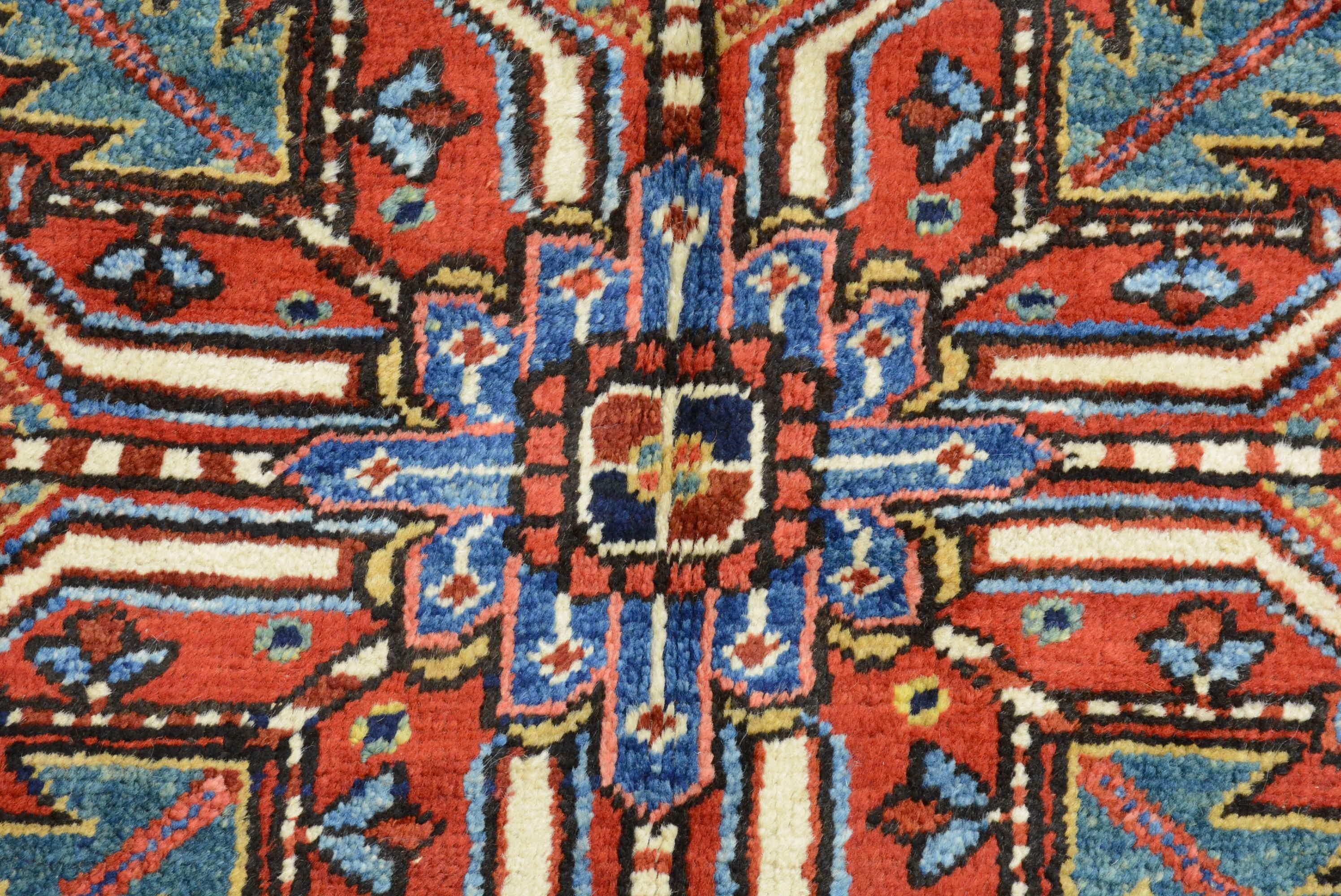 Antiker persischer Heriz-Teppich (Heriz Serapi) im Angebot