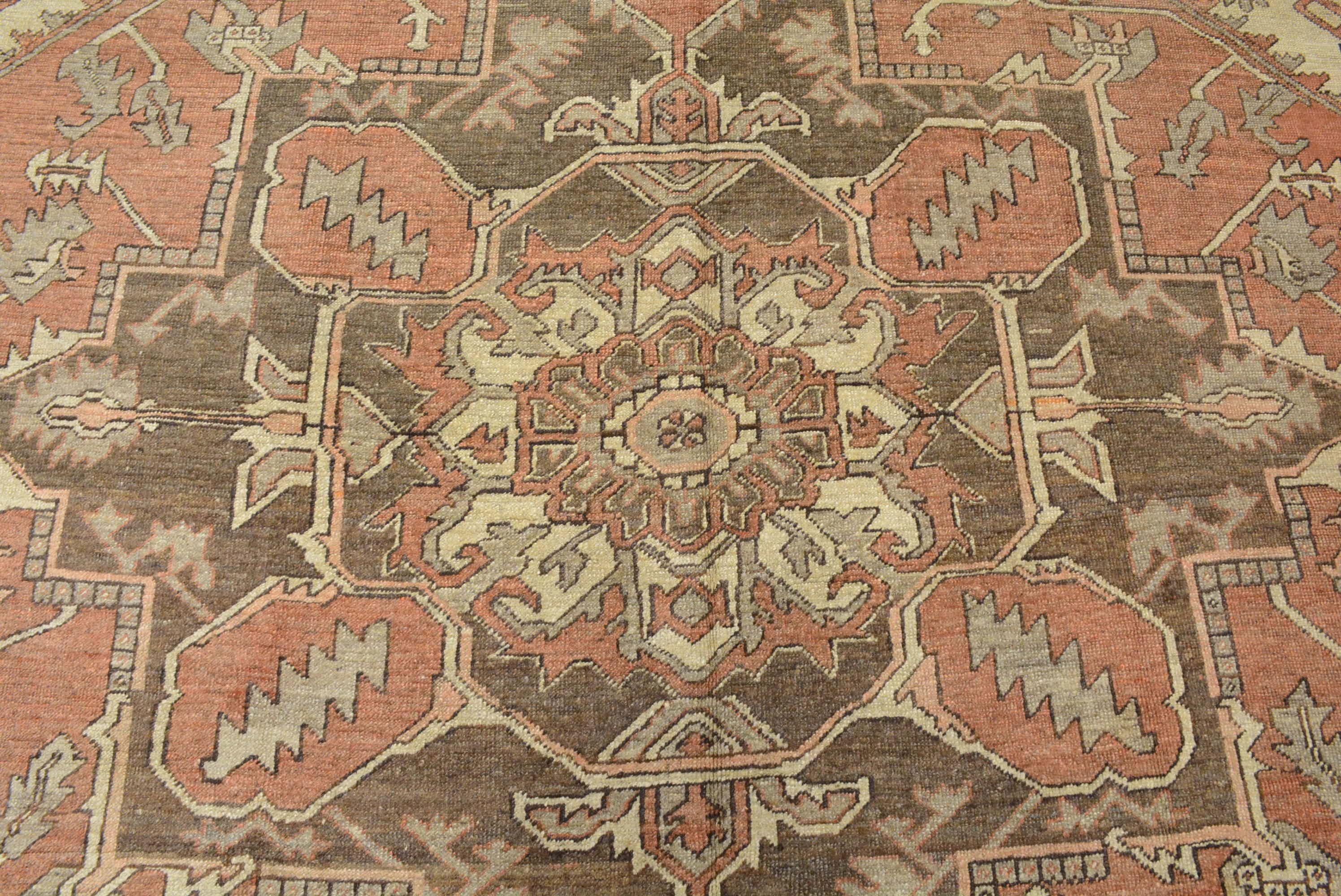 Antiker persischer Heriz-Teppich (Persisch) im Angebot