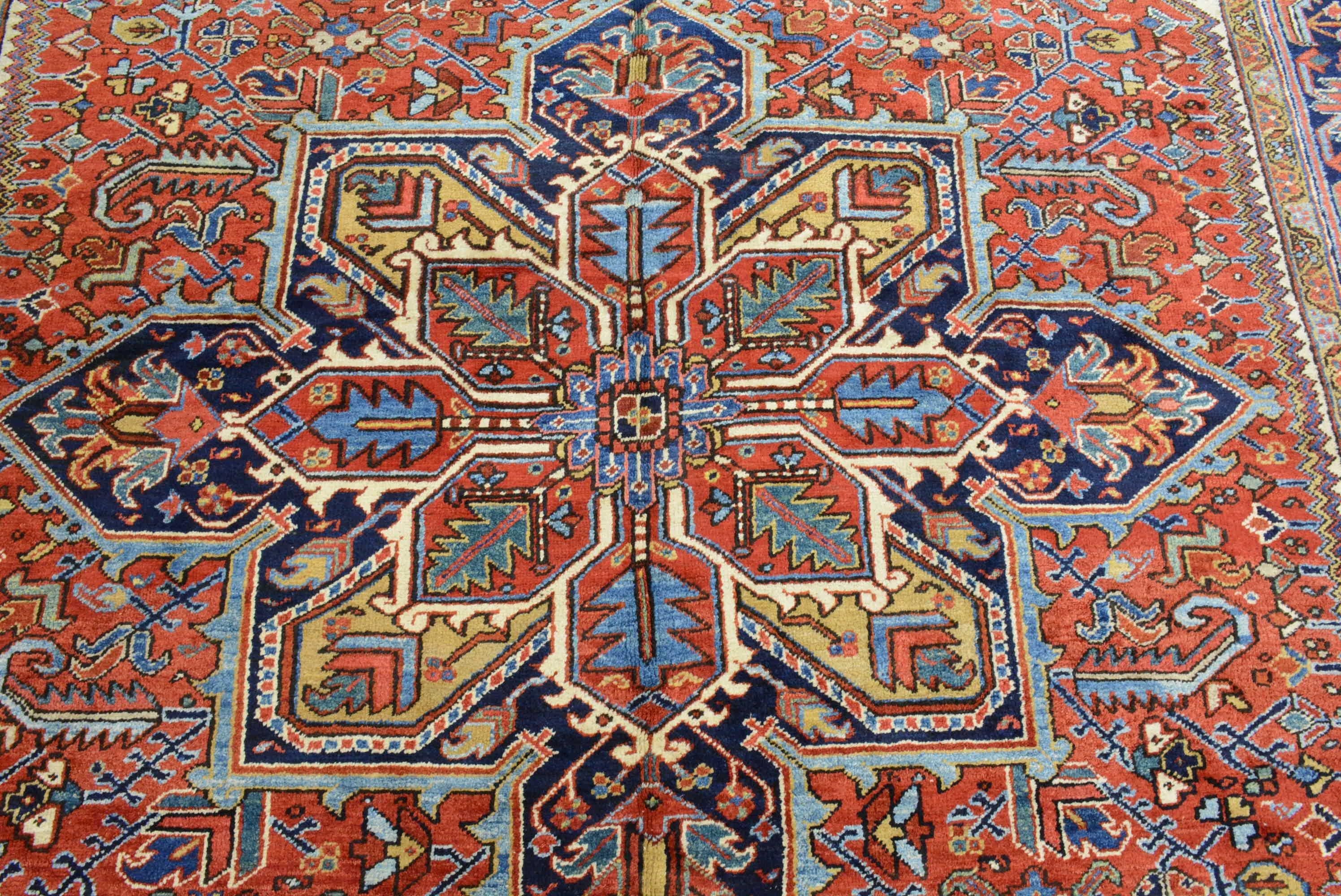 Antiker persischer Heriz-Teppich (Persisch) im Angebot