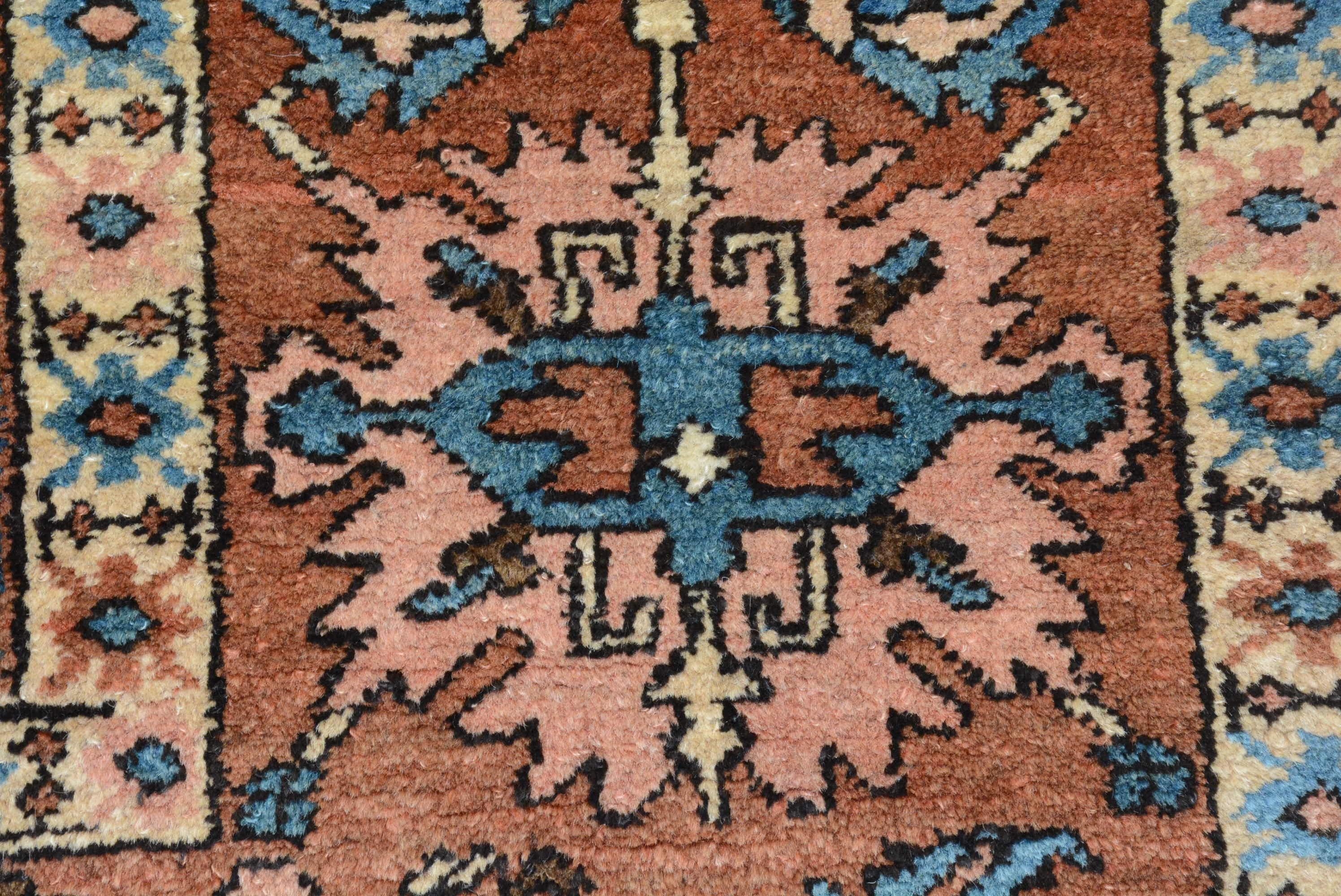 Antique Persian Heriz Carpet In Good Condition For Sale In Closter, NJ