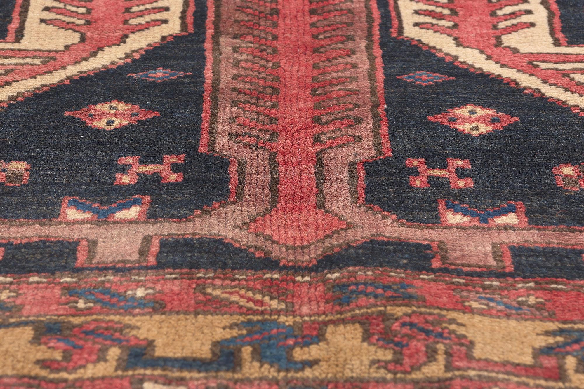 Antique Persian Heriz Carpet with Traditional Style In Good Condition For Sale In Dallas, TX
