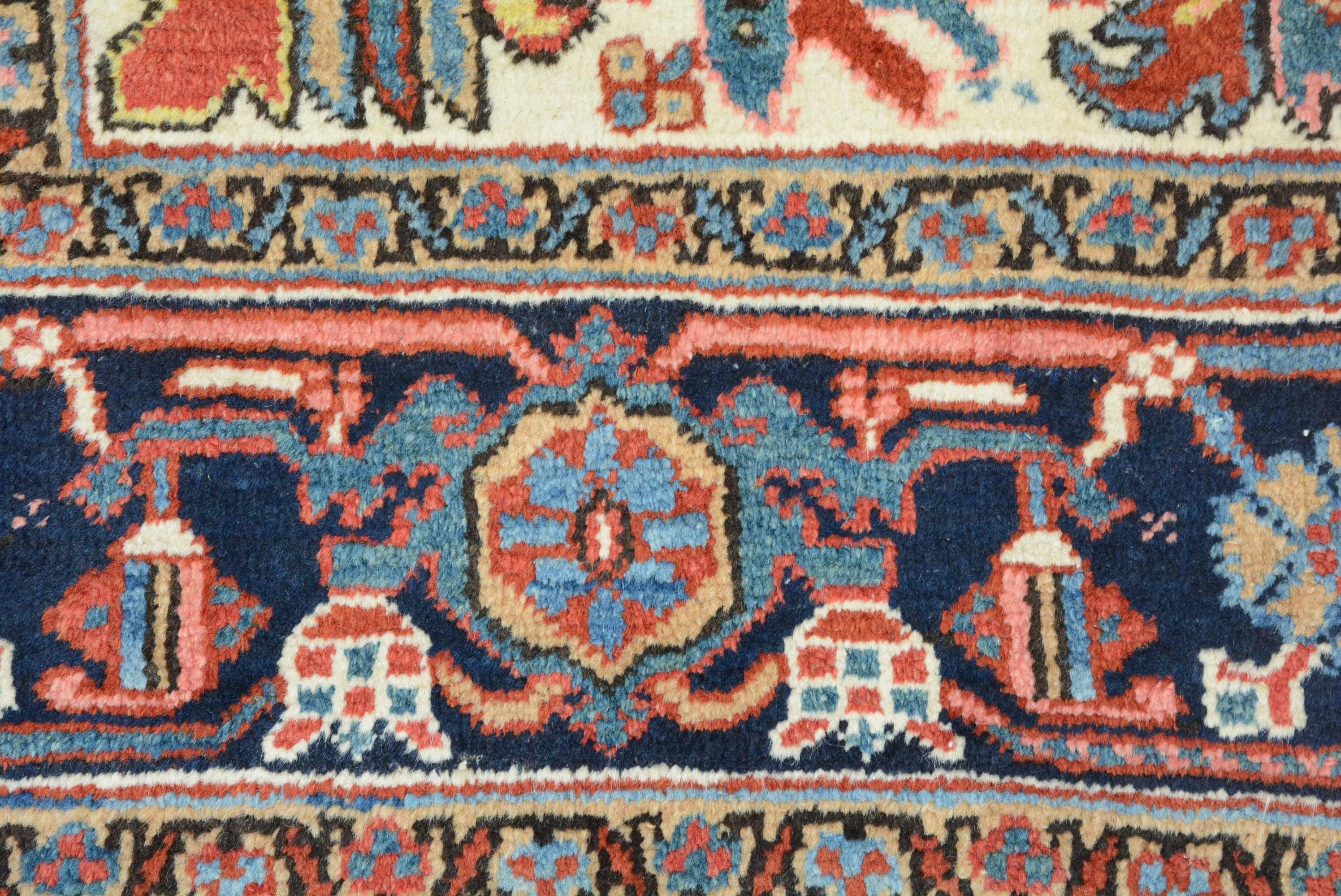 Antiker persischer Heriz-Teppich im Zustand „Gut“ im Angebot in Closter, NJ