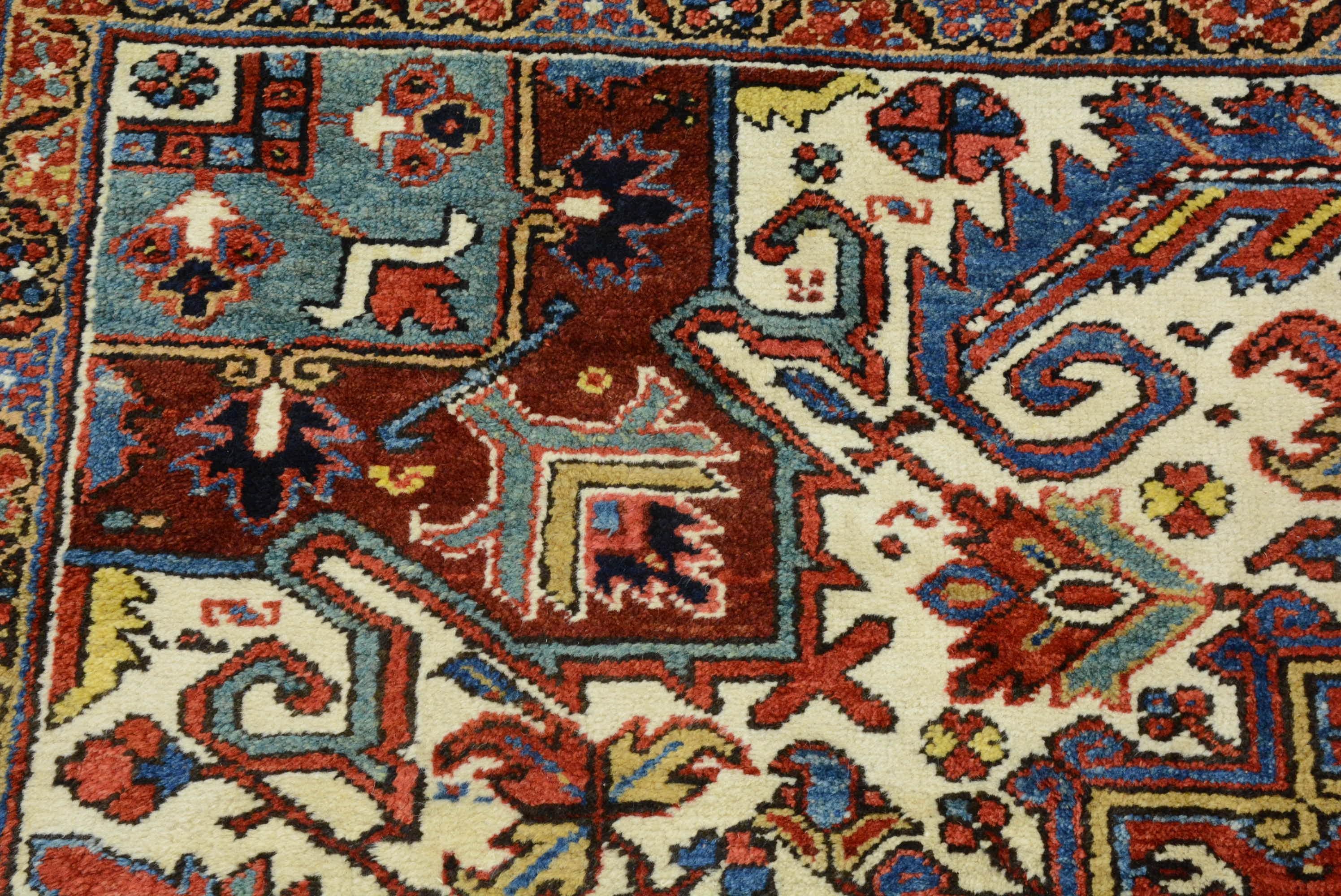Antiker persischer Heriz-Teppich im Zustand „Hervorragend“ im Angebot in Closter, NJ