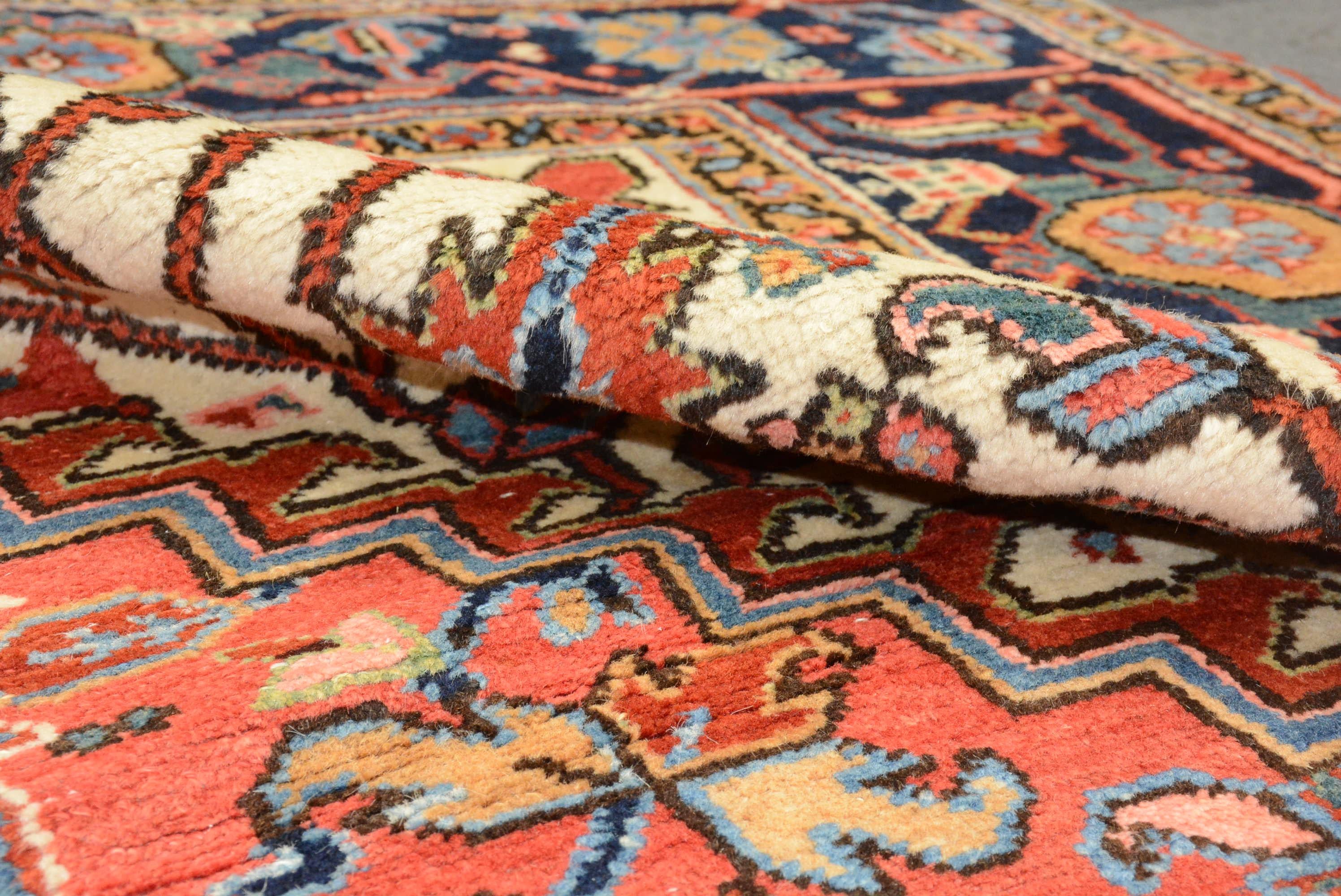 Antiker persischer Heriz-Teppich (Wolle) im Angebot