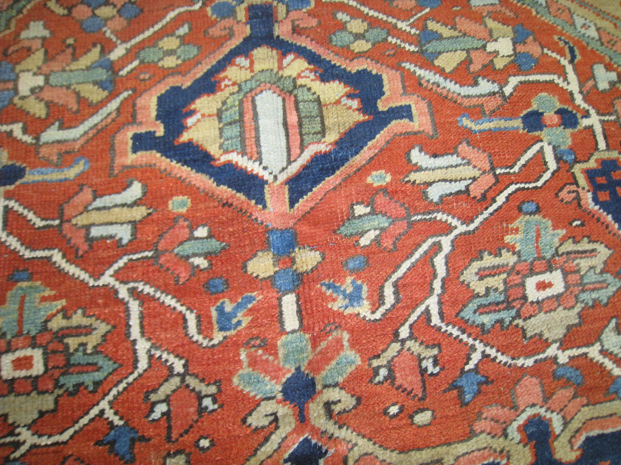 Antiker persischer Heriz-Teppich im Angebot 1