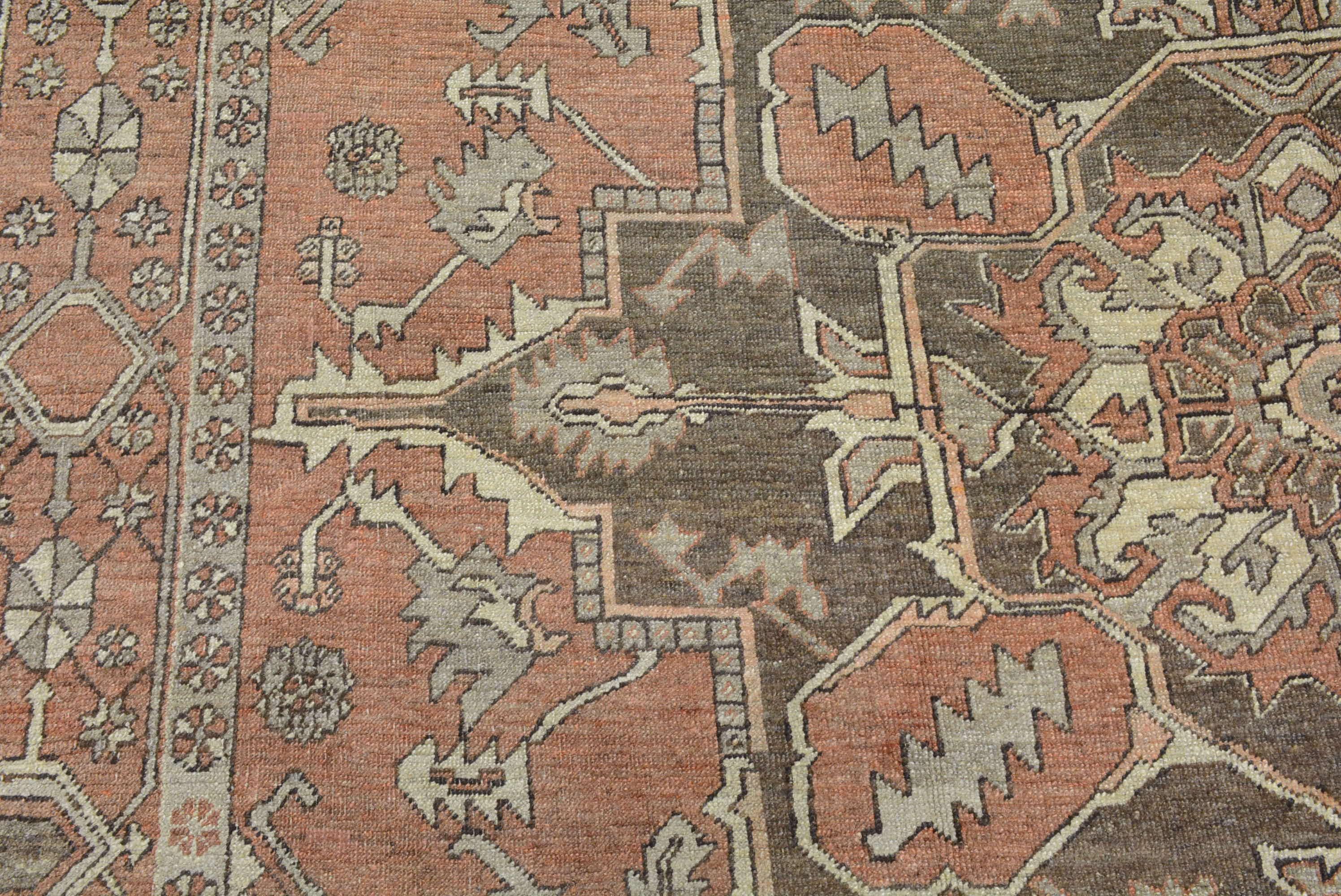Antiker persischer Heriz-Teppich im Angebot 1