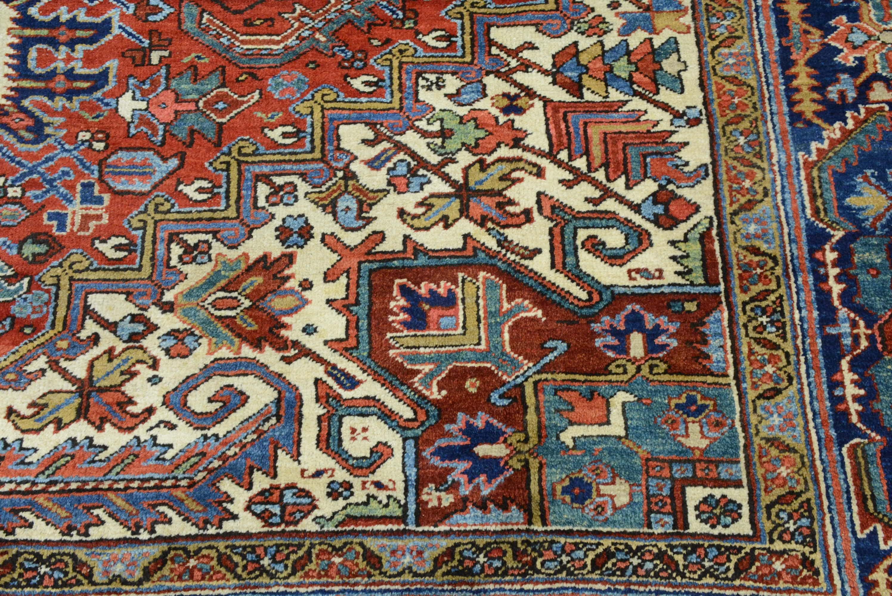 Antiker persischer Heriz-Teppich im Angebot 1