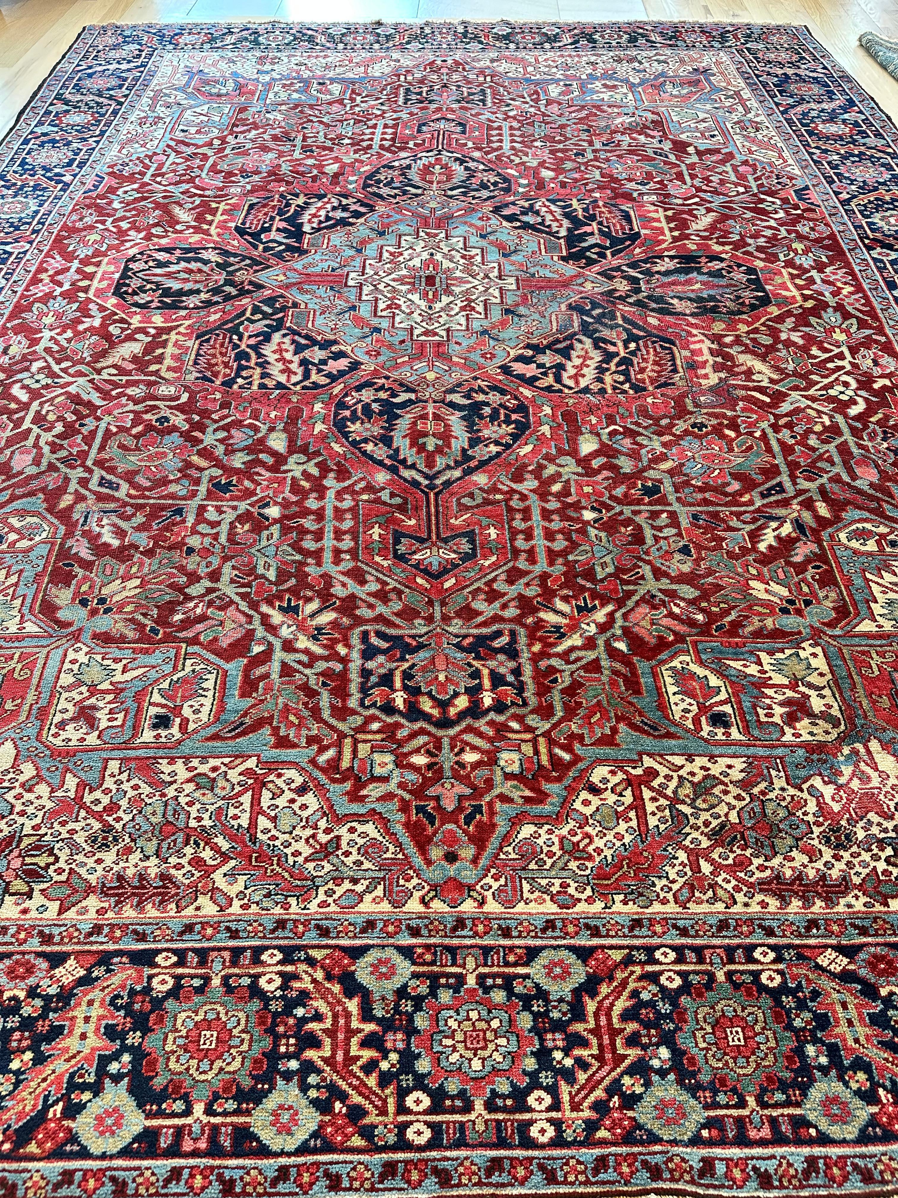 Antiker persischer Heriz-Teppich aus handgefertigter Wolle, orientalischer Teppich, rostfarben, marineblauer Rand im Angebot 5