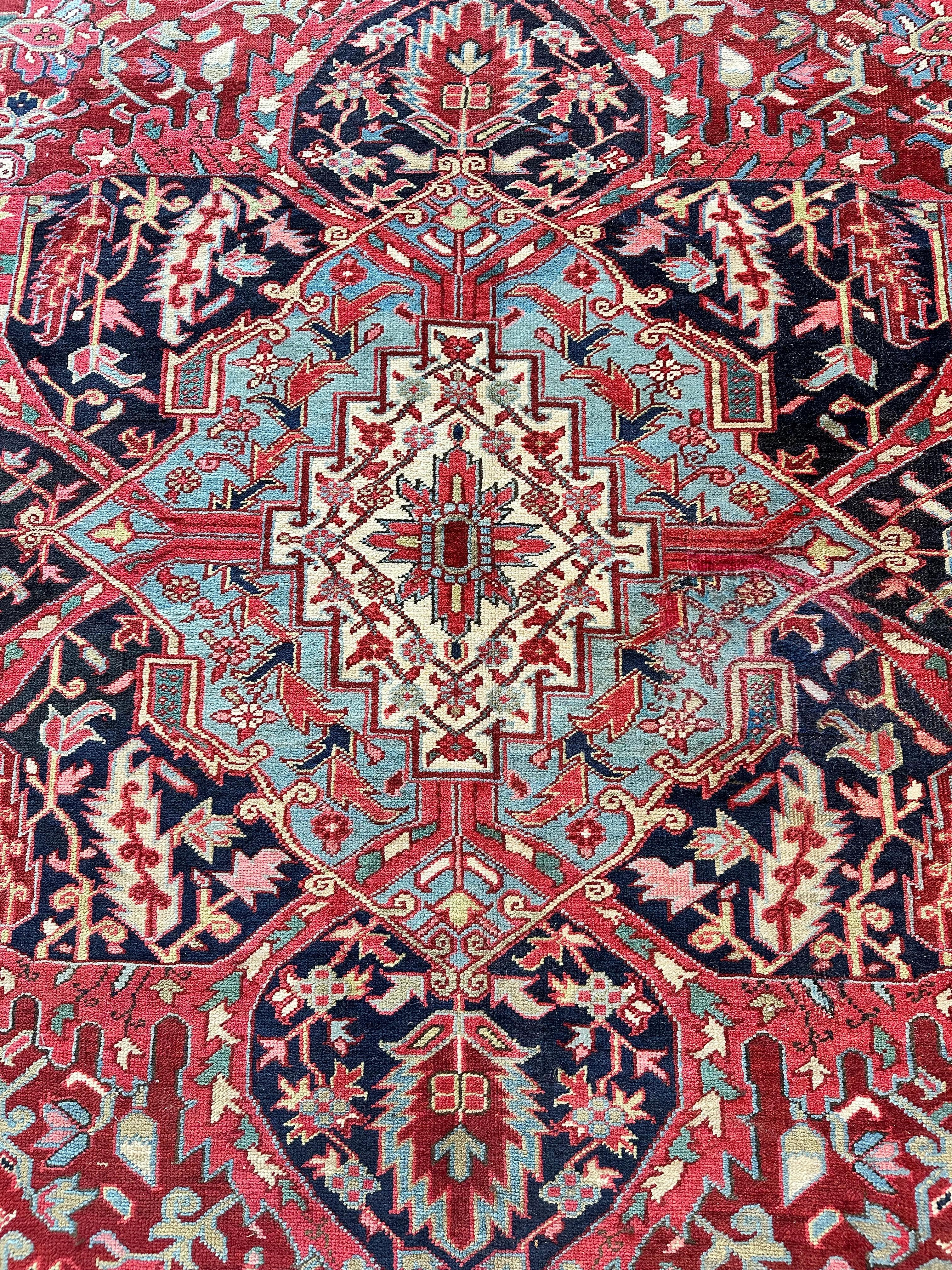 Antiker persischer Heriz-Teppich aus handgefertigter Wolle, orientalischer Teppich, rostfarben, marineblauer Rand im Angebot 6
