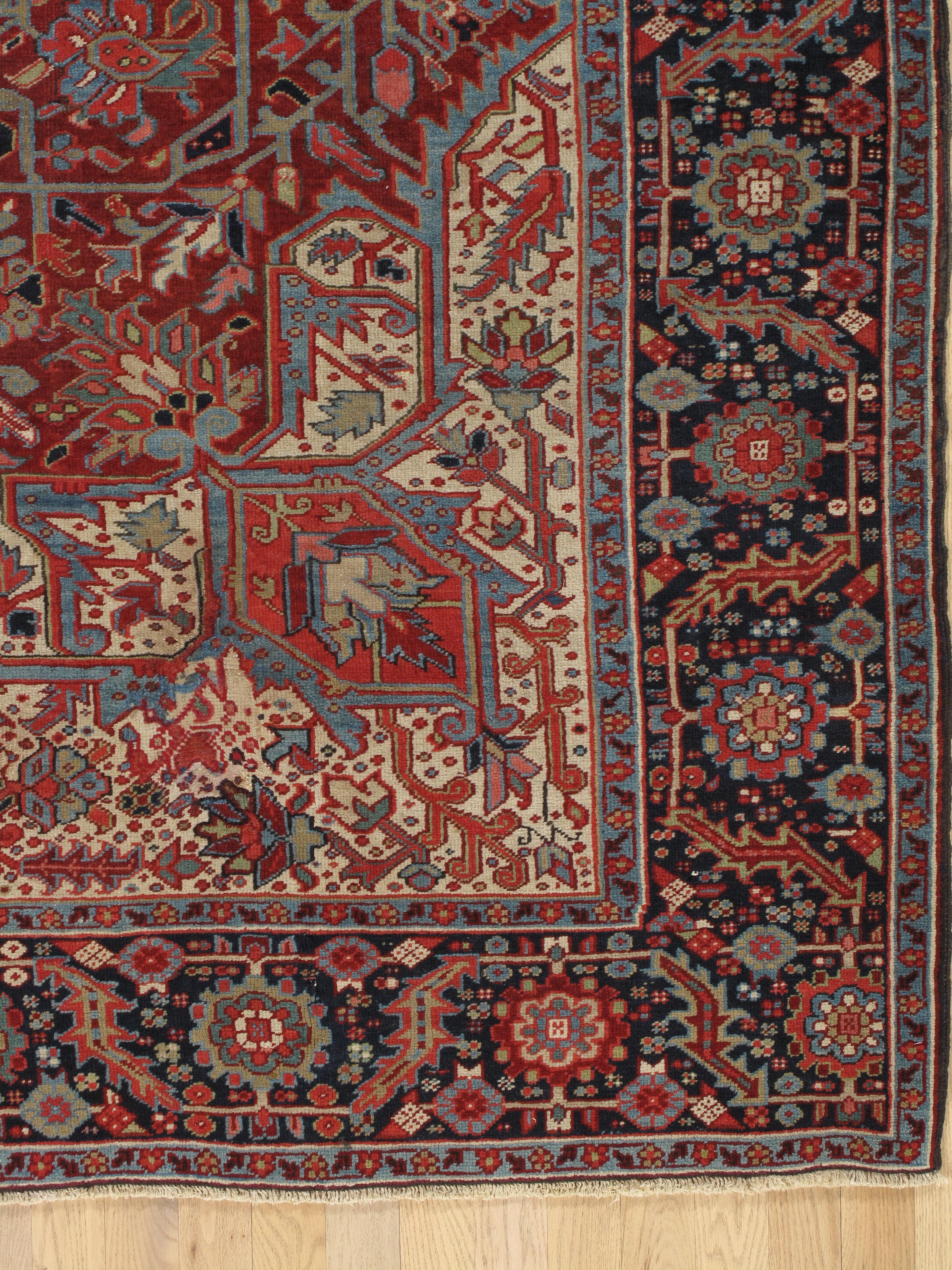 Dieser prächtige Heriz-Teppich, der in den 1920er Jahren im Nordwesten Persiens gewebt wurde, zeigt eine auffallende Mischung aus leuchtenden Farben und traditionellen geometrischen Mustern, den Markenzeichen der Heriz-Knüpftradition. Das Herzstück