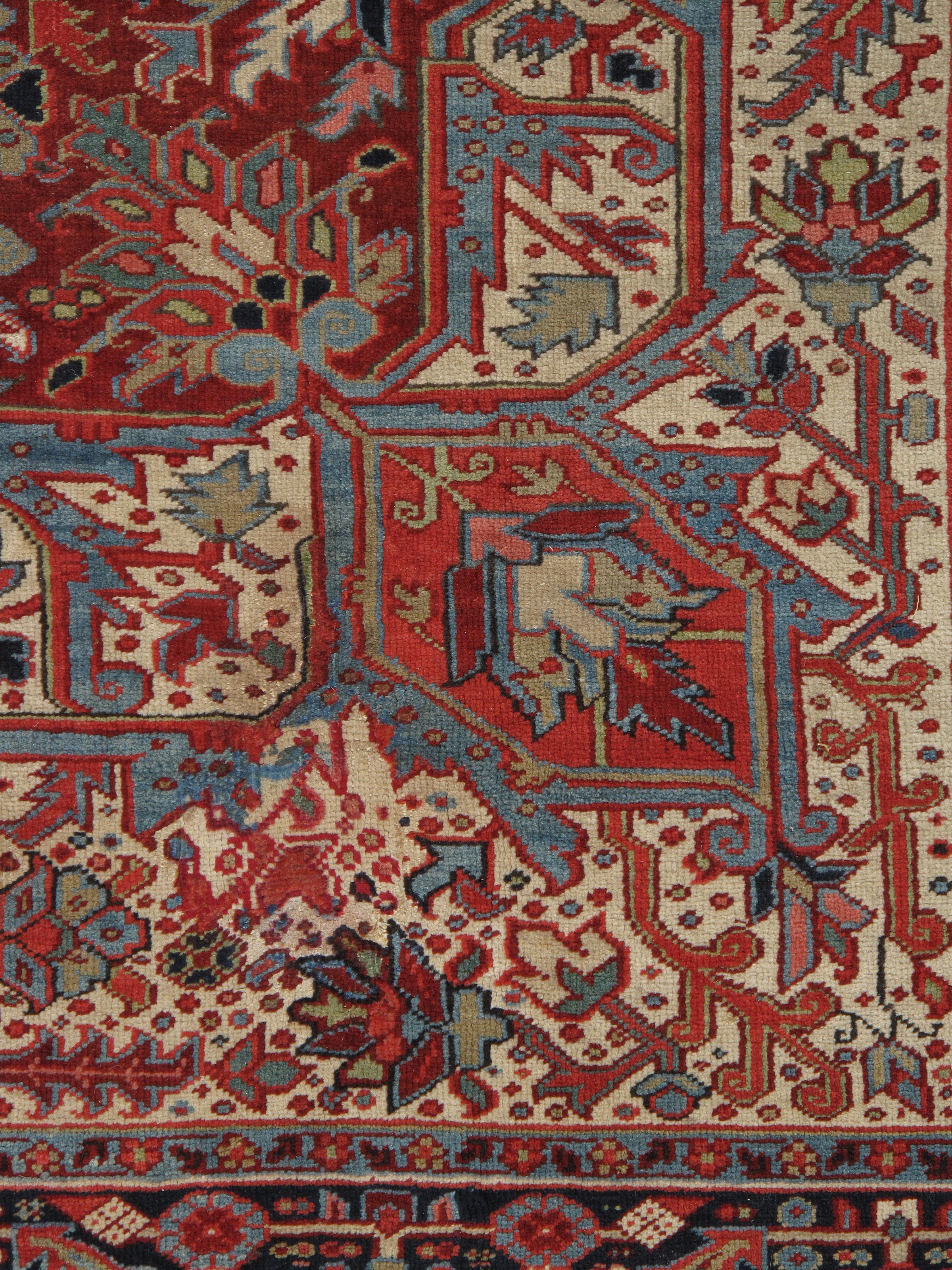 Antiker persischer Heriz-Teppich aus handgefertigter Wolle, orientalischer Teppich, rostfarben, marineblauer Rand (Persisch) im Angebot