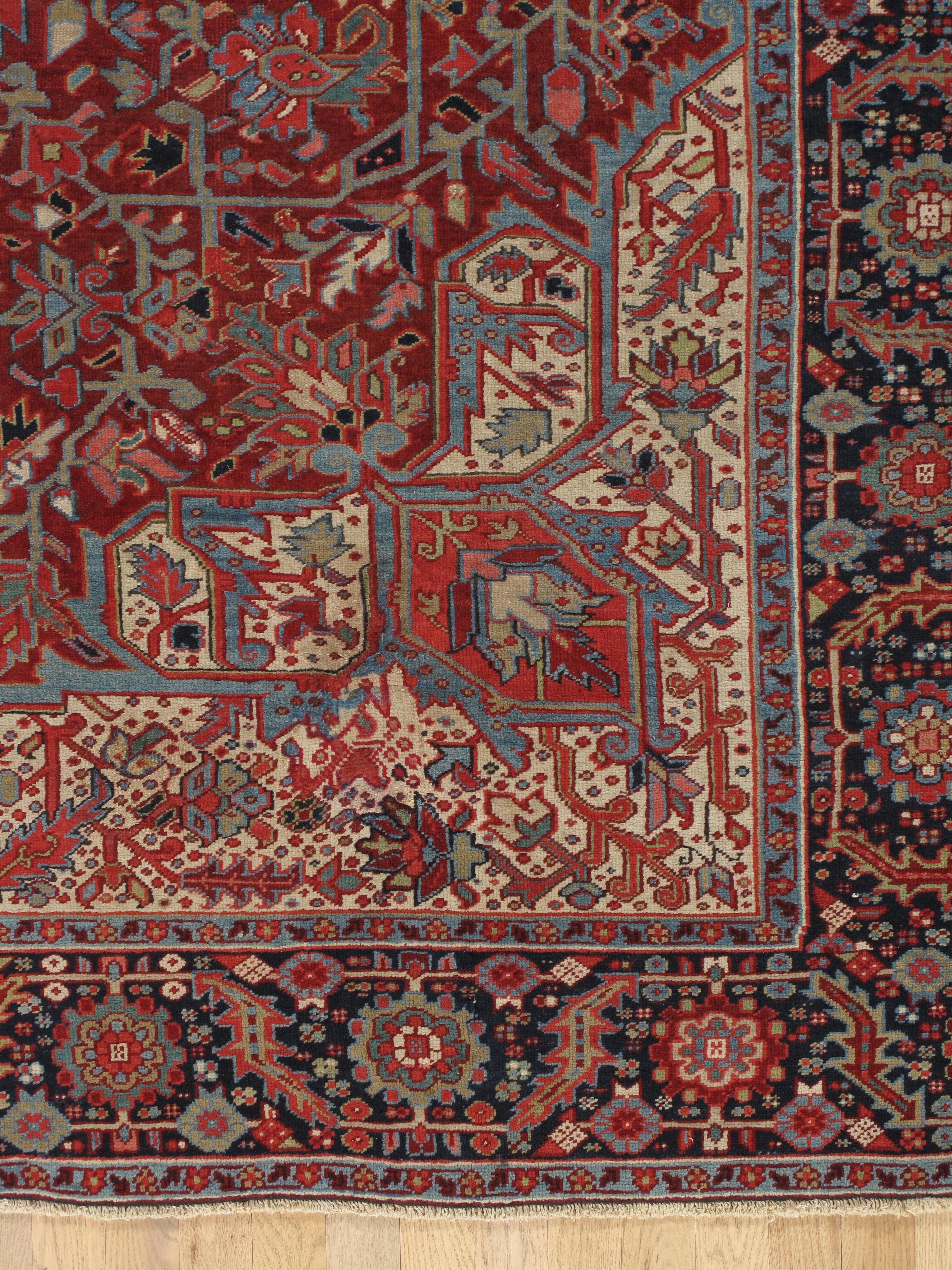 Antiker persischer Heriz-Teppich aus handgefertigter Wolle, orientalischer Teppich, rostfarben, marineblauer Rand (Handgeknüpft) im Angebot