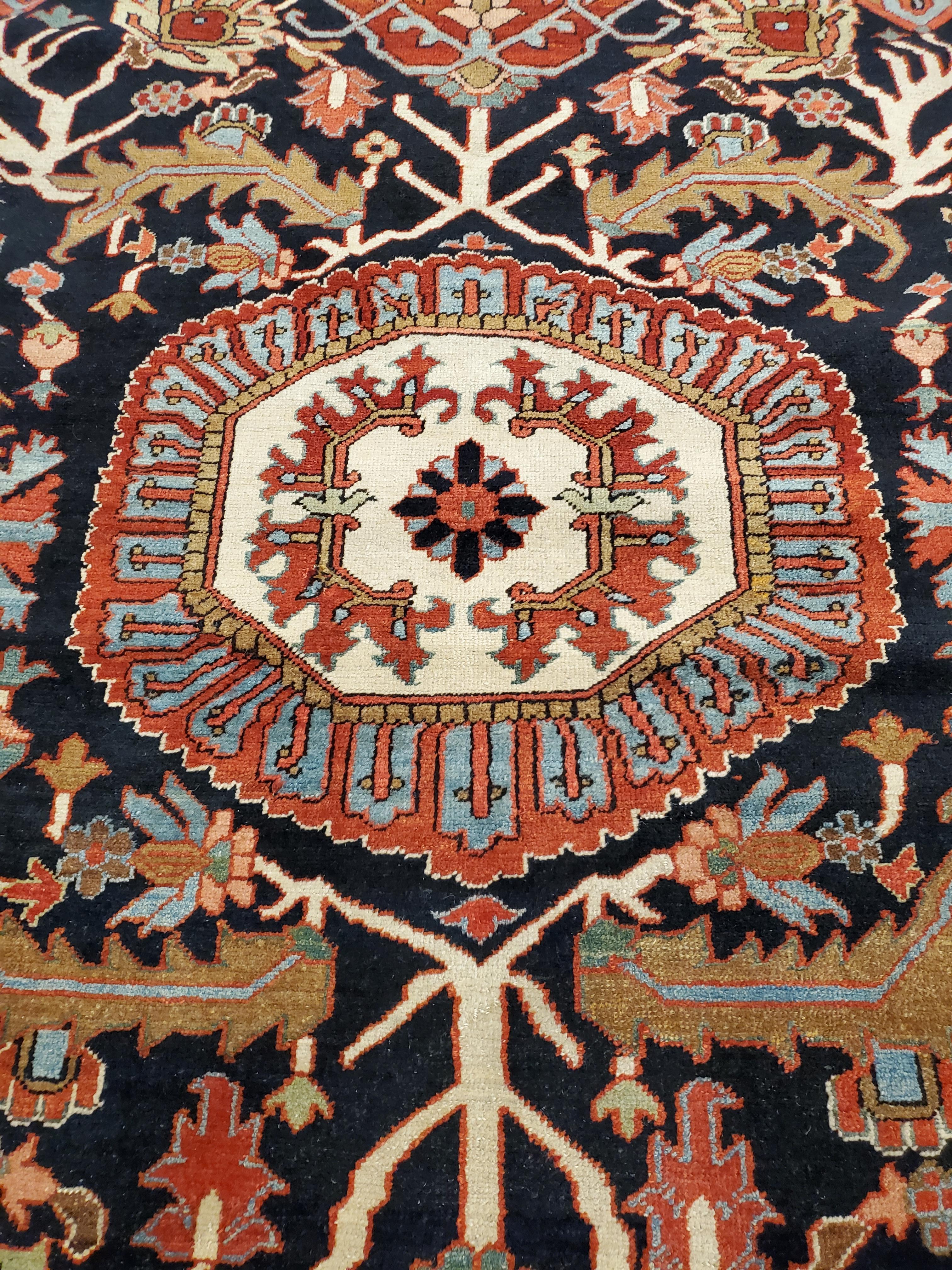 Noué à la main Tapis persan ancien Heriz en laine fait à la main, rouille, bleu marine en vente