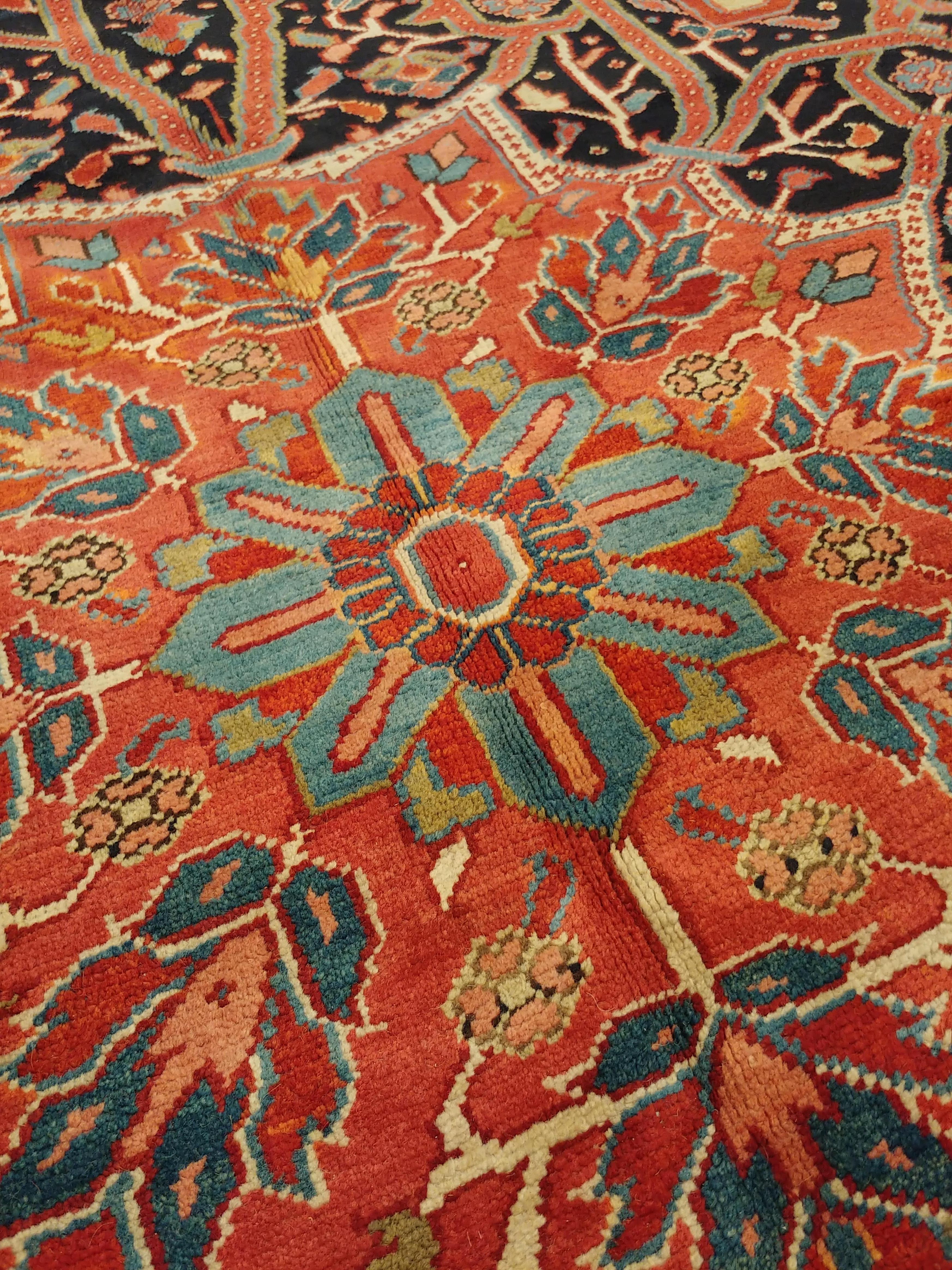 Alfombra persa antigua Heriz Alfombra oriental de lana hecha a mano, óxido, azul marino, marfil, dorado Anudado a mano en venta