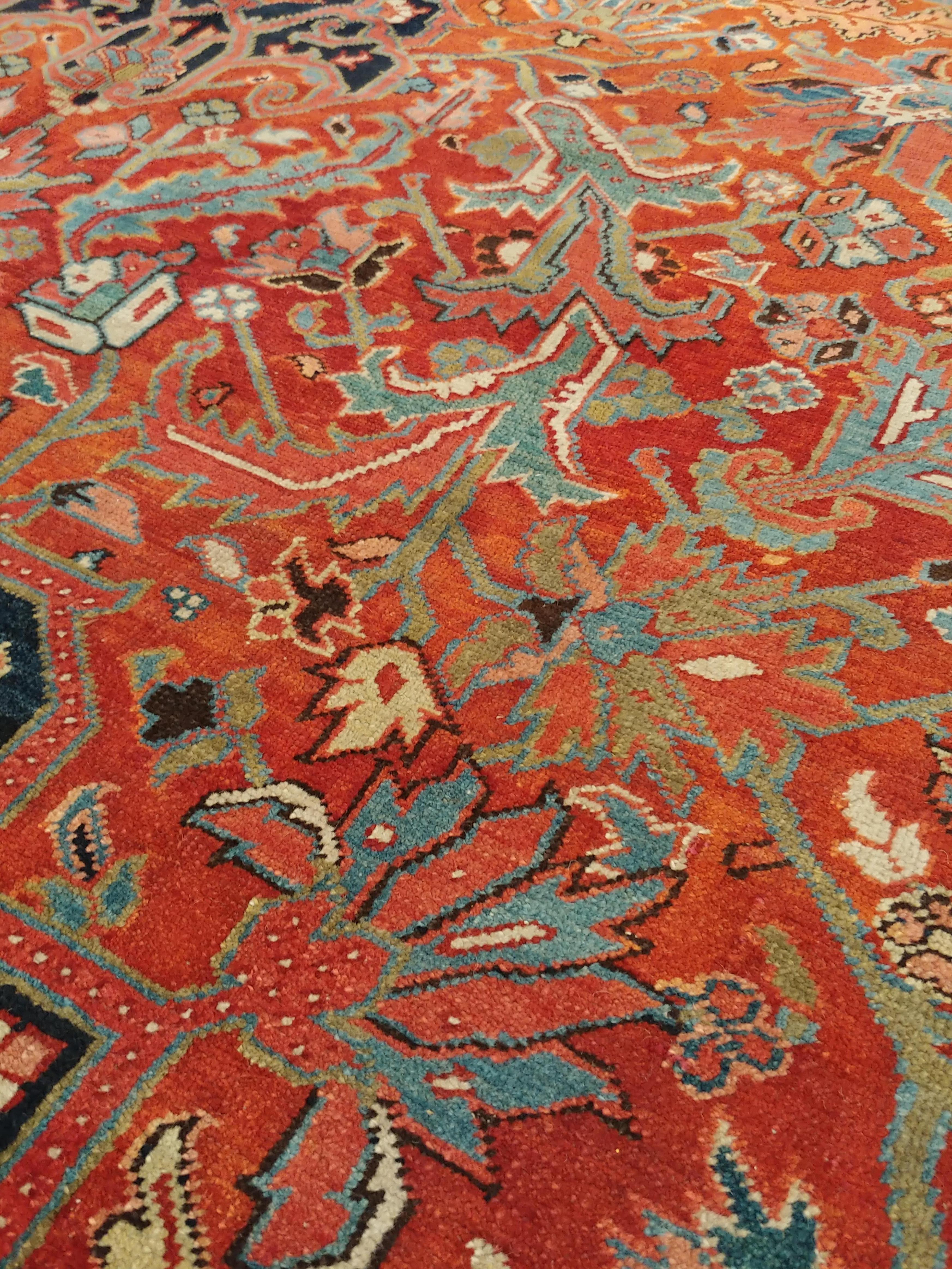Alfombra persa antigua Heriz Alfombra oriental de lana hecha a mano, óxido, azul marino, marfil, dorado en Excelente estado para la venta en Port Washington, NY