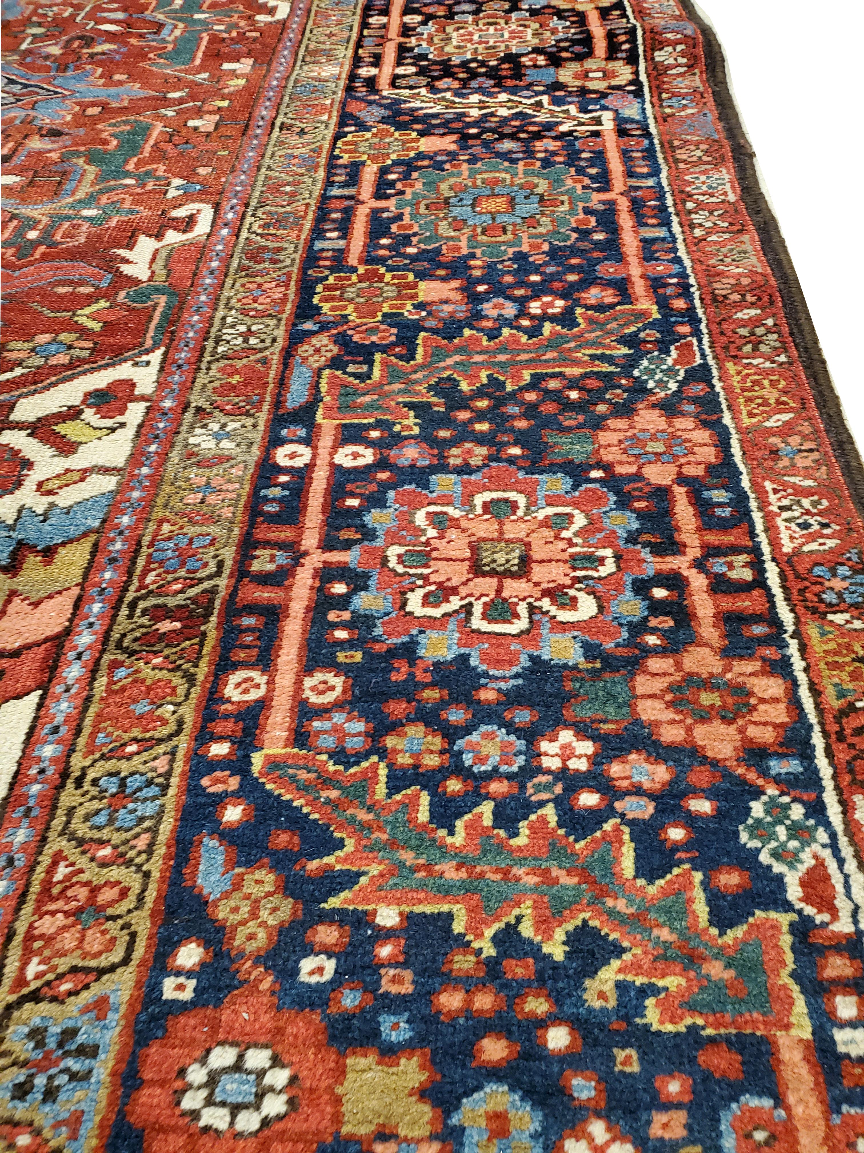Antiker persischer Heriz-Teppich, handgefertigter Orientteppich aus Wolle, Rost, Marineblau, Lt Blau (Heriz Serapi) im Angebot