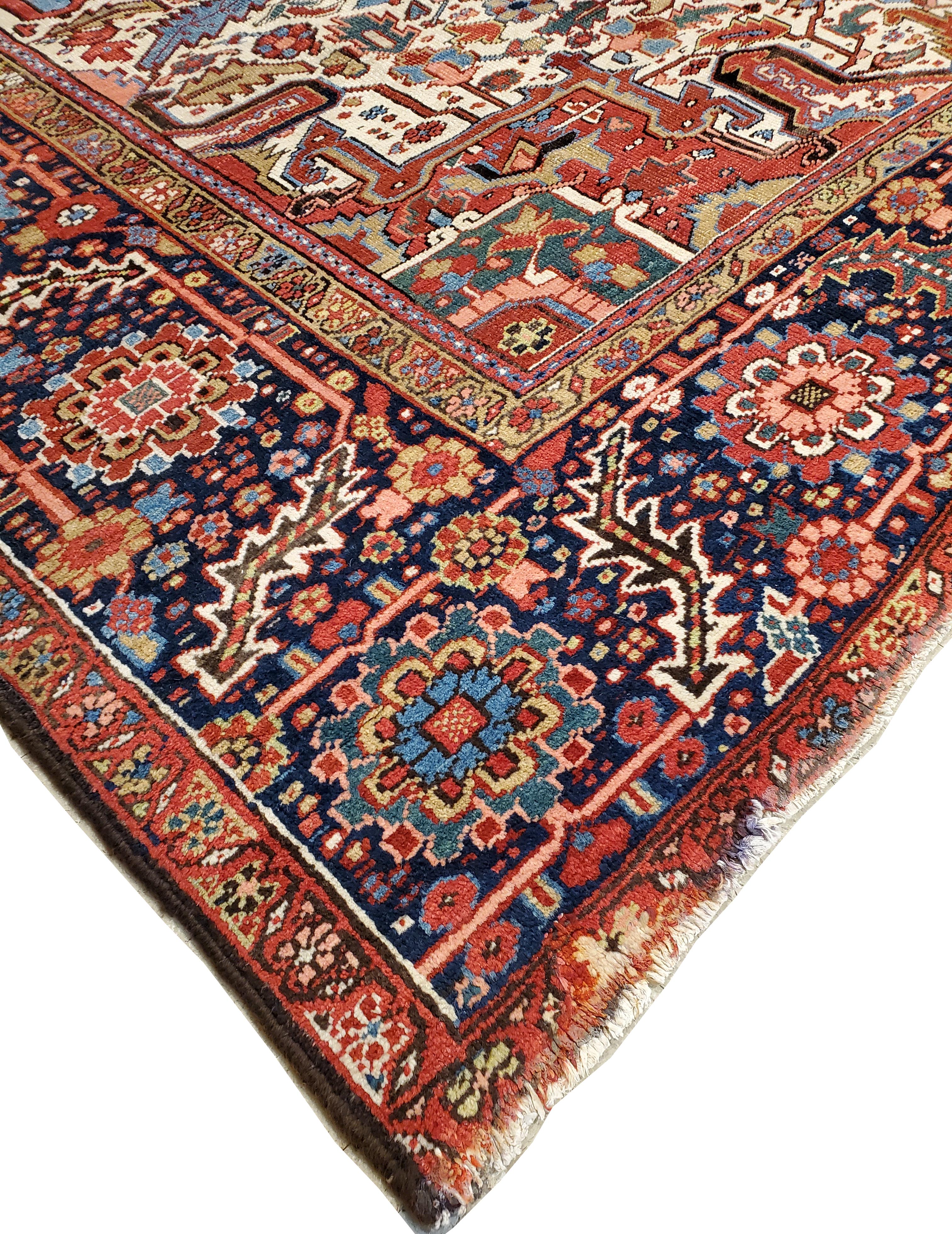 Antiker persischer Heriz-Teppich, handgefertigter Orientteppich aus Wolle, Rost, Marineblau, Lt Blau (Persisch) im Angebot