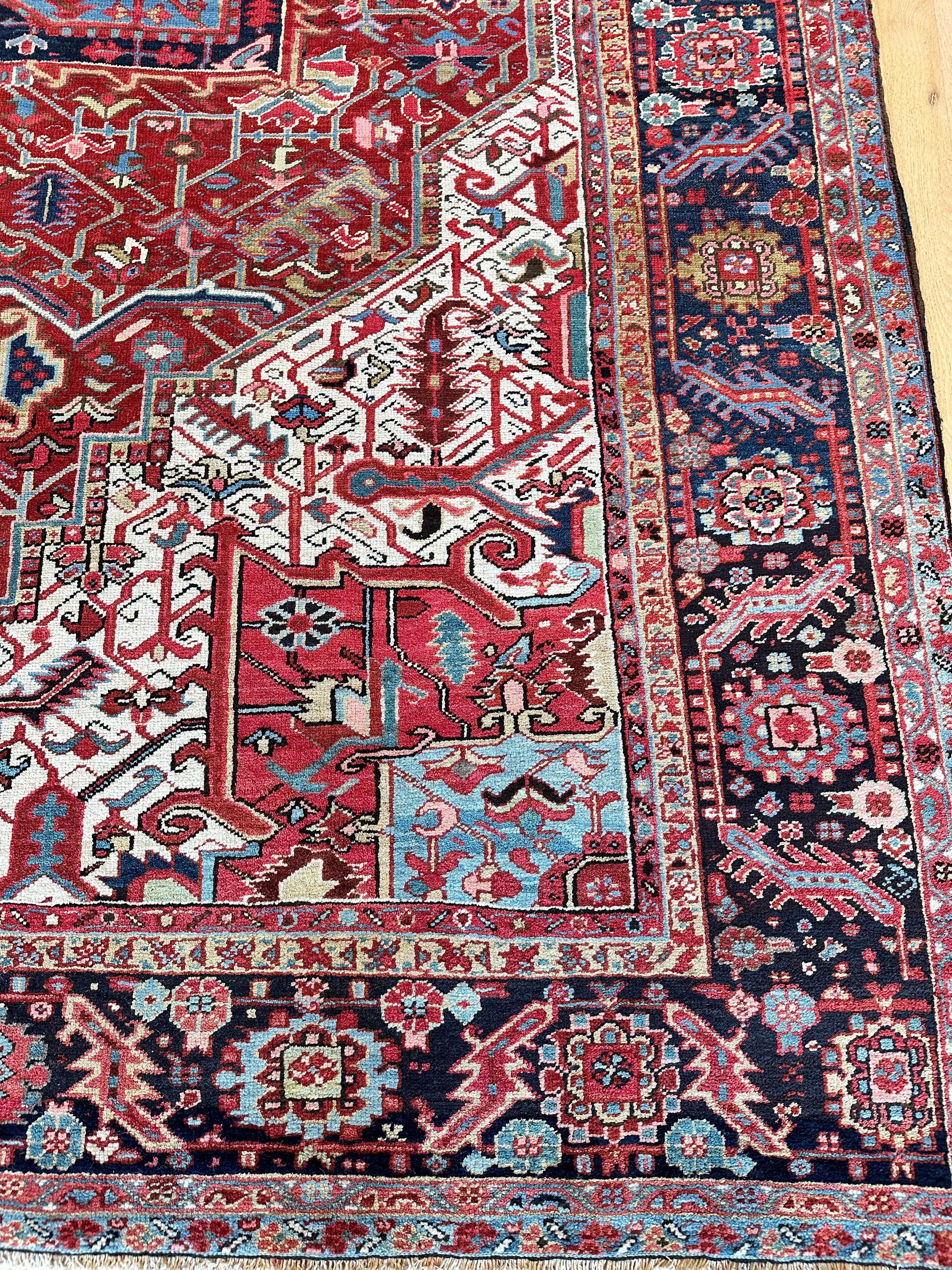 Tapis persan Heriz ancien en laine fait à la main, champ rouillé/rouge, marine en vente 2