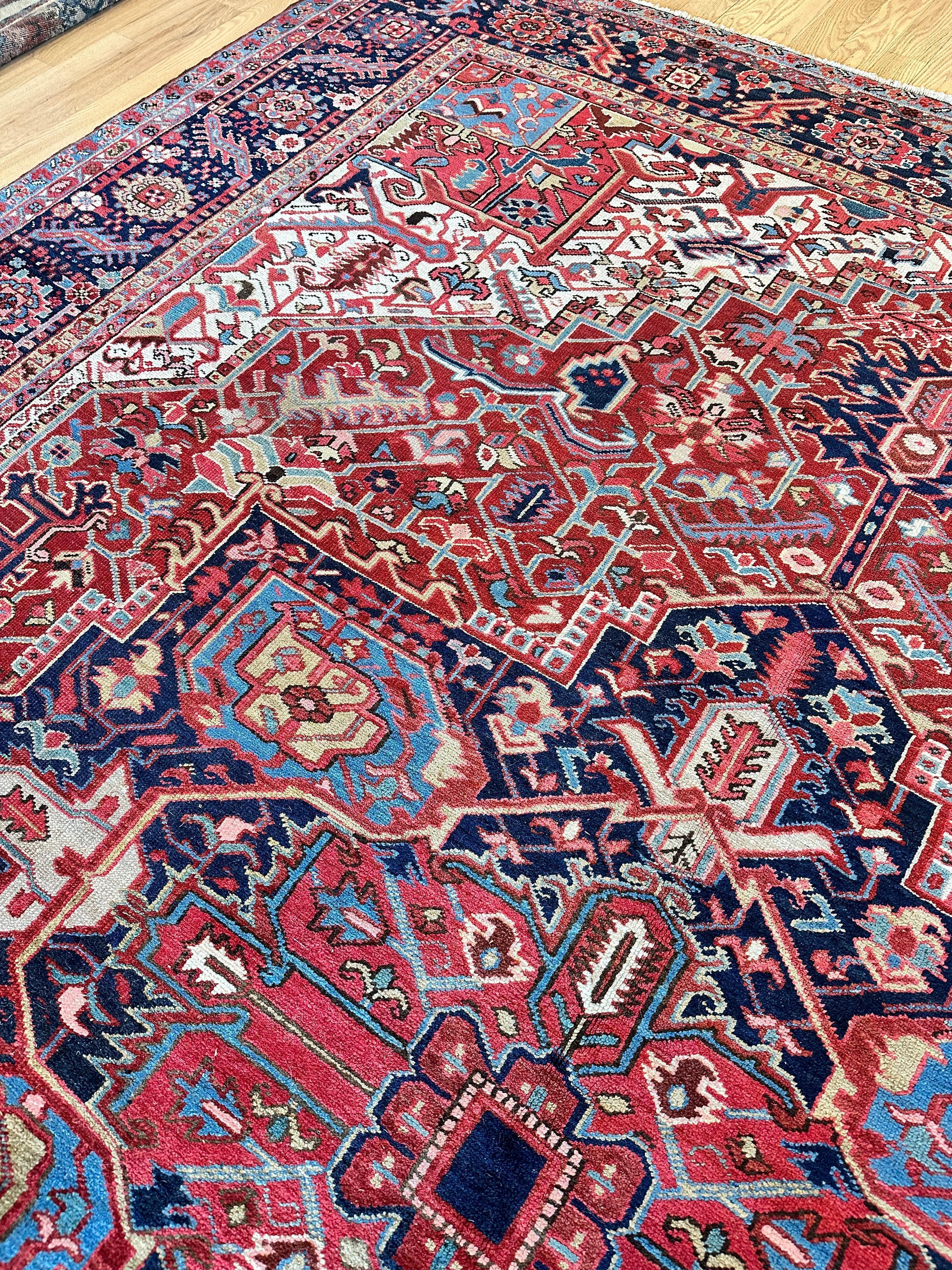 Tapis persan Heriz ancien en laine fait à la main, champ rouillé/rouge, marine en vente 3