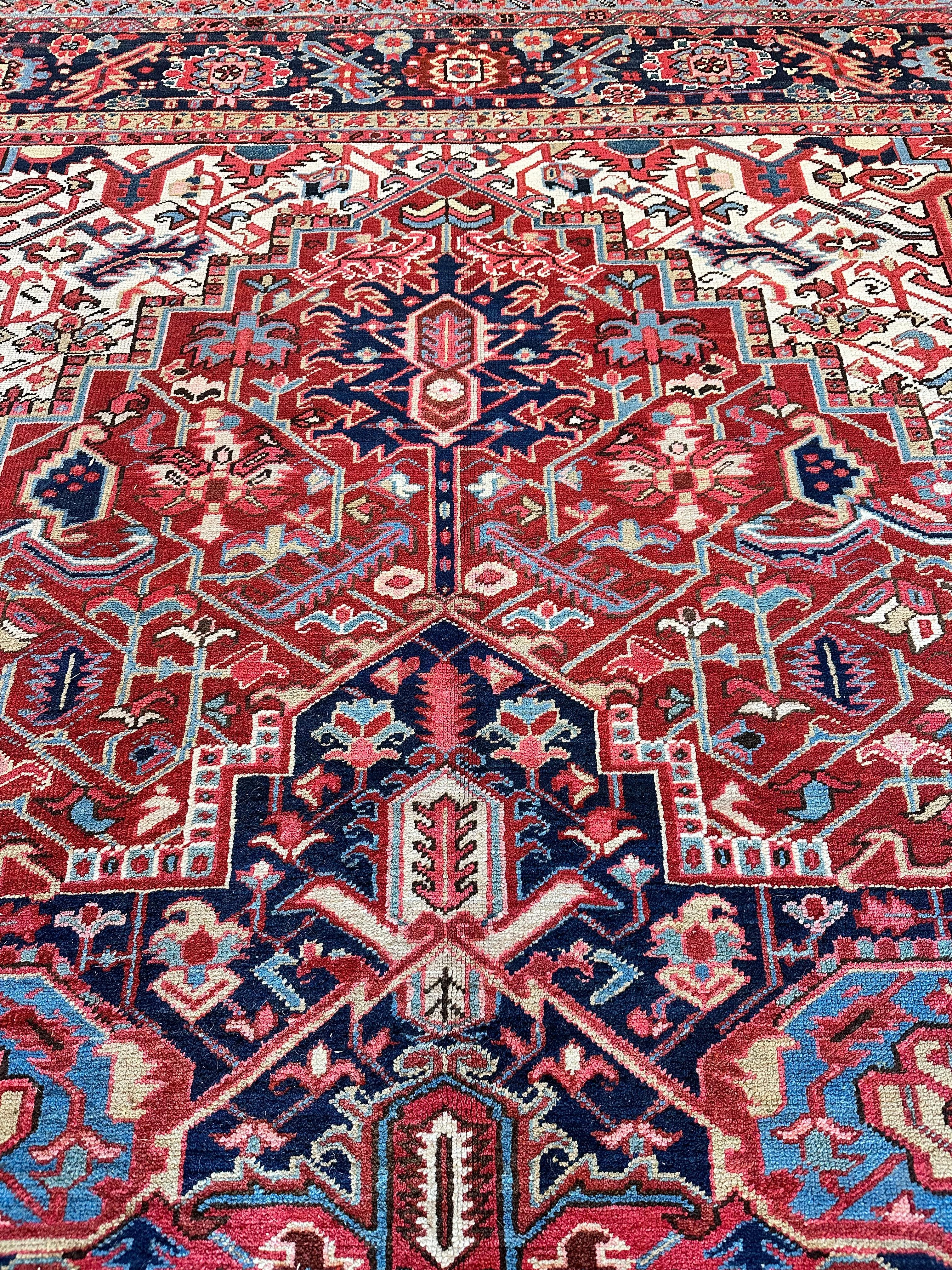 Tapis persan Heriz ancien en laine fait à la main, champ rouillé/rouge, marine en vente 4