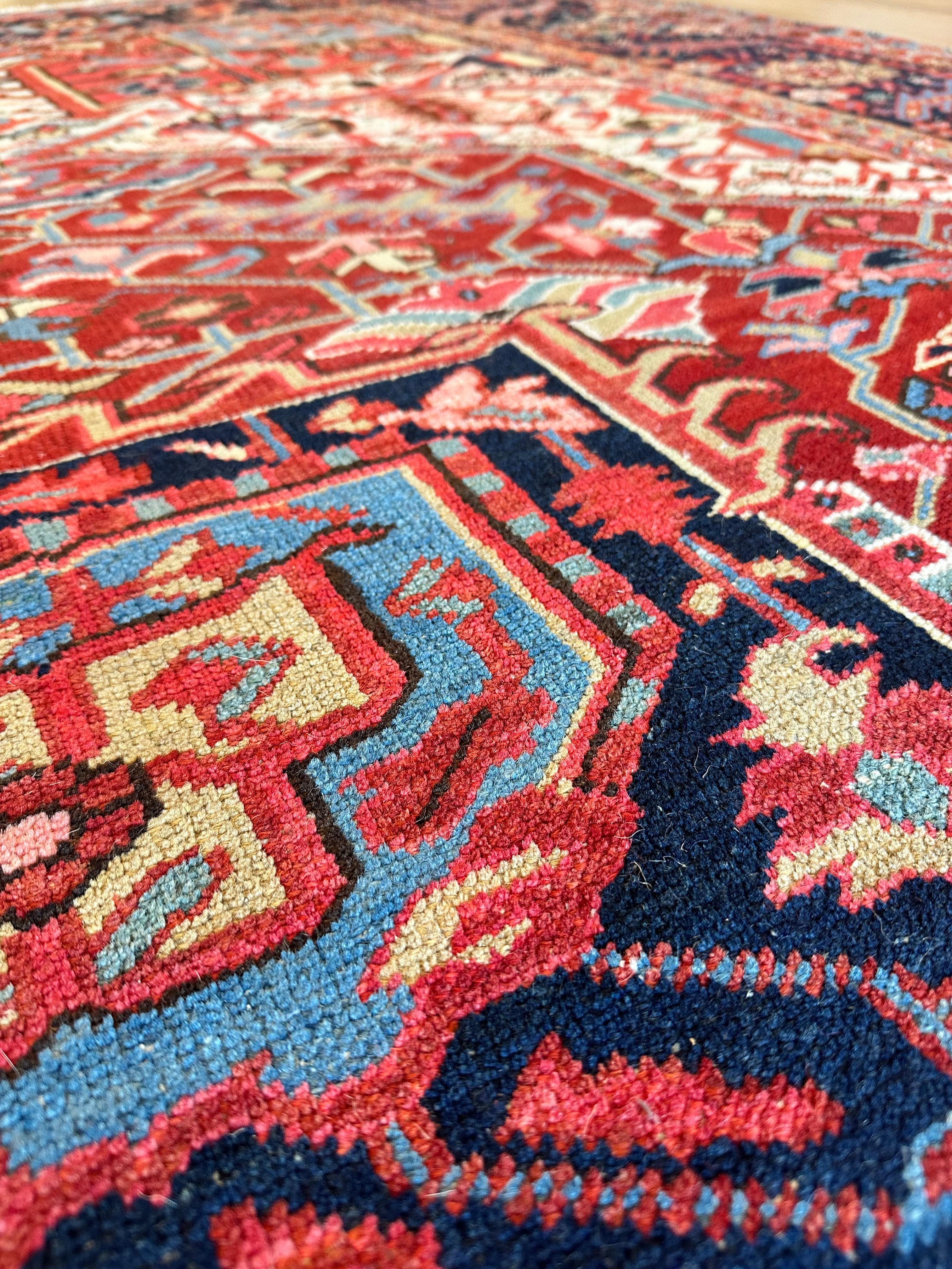 Tapis persan Heriz ancien en laine fait à la main, champ rouillé/rouge, marine en vente 5