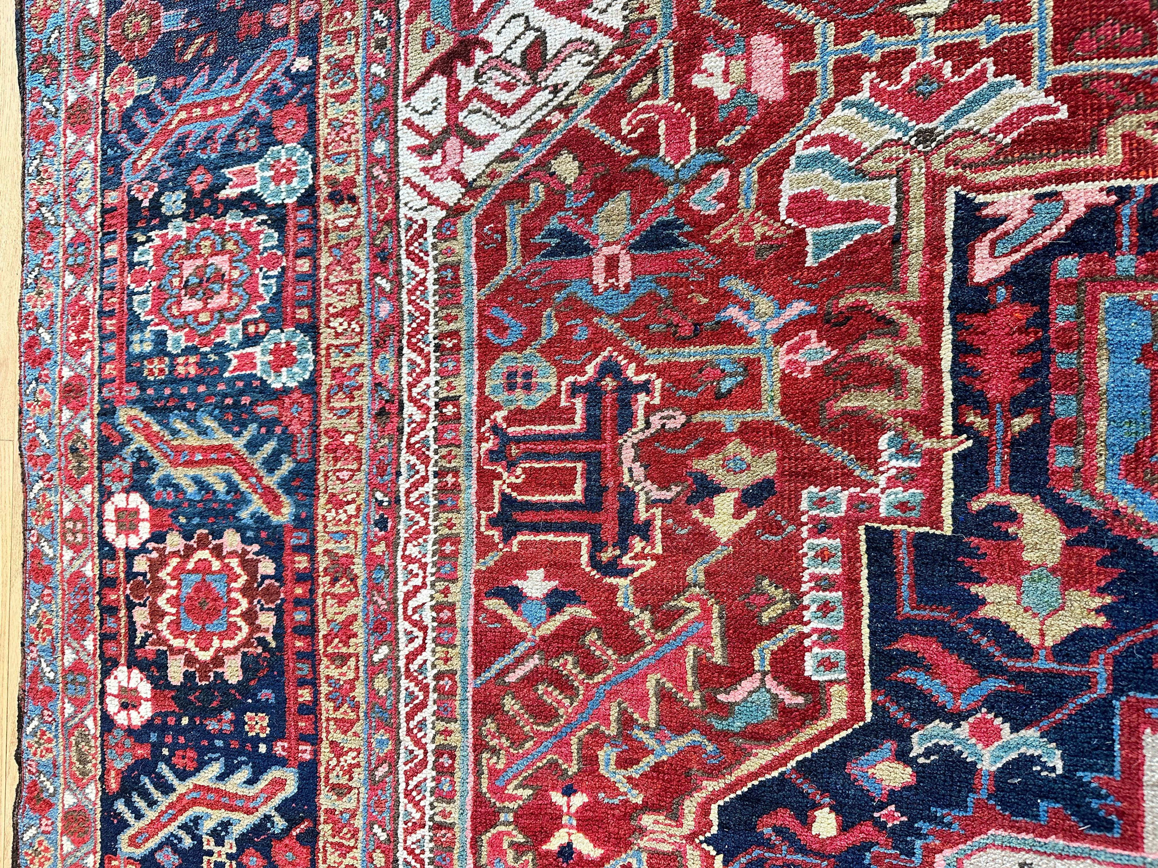 Tapis persan Heriz ancien en laine fait à la main, champ rouillé/rouge, marine en vente 6