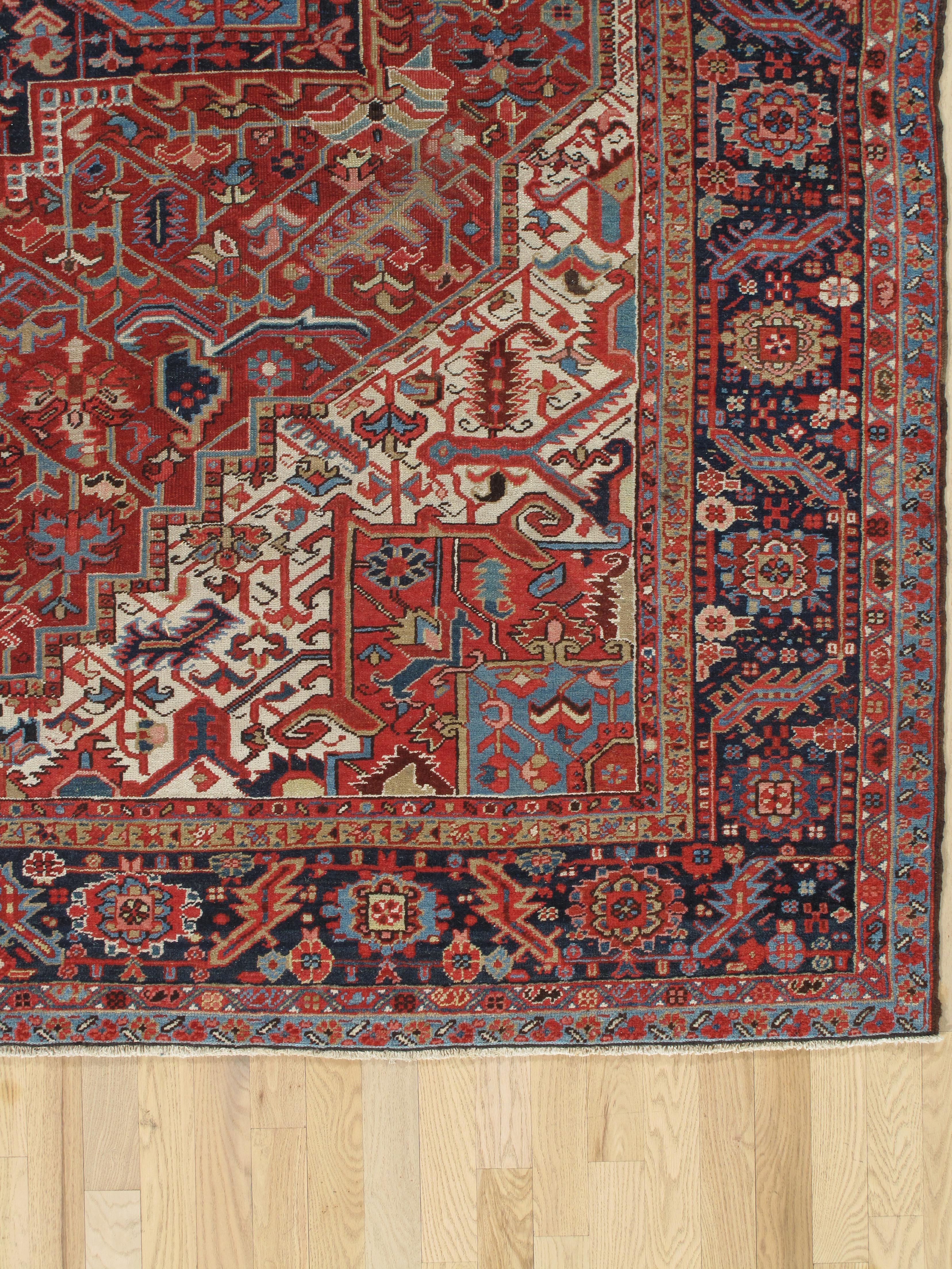 Ce magnifique tapis Heriz, tissé dans les années 1920 dans le nord-ouest de la Perse, présente un mélange saisissant de couleurs vives et de motifs géométriques traditionnels, caractéristiques de la tradition du tissage Heriz. La pièce maîtresse du